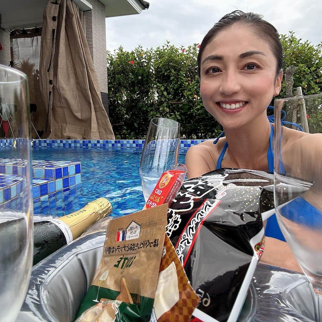 中川愛海さんのインスタグラム写真 - (中川愛海Instagram)「@shein_japan で買った浮き輪がめちゃくちゃ使える‼️最近常にスーツケース中に忍ばせてます！浮き輪=飲むための必需品化してます！ @ami_nakagawa_  @ami_nakagawa_amyuran  #中川愛海 #一日一回カンパイ #沖縄 #宮古島 #パリピ #やはりシャンパン🍾美味い #シャンパン好きな人と繋がりたい #シャンパン好き #シャンペン #シャンペン好き」8月1日 17時40分 - ami_nakagawa_