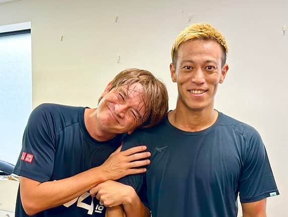 カレン・ロバートさんのインスタグラム写真 - (カレン・ロバートInstagram)「今日は旧友の日本サッカー界のエンぺラーこと【ホンディ・ケイスケ】と16年ぶり？にサッカーしましたよ⚽️🙌  久々に会ったけど相変わらずナイスガイで最後は甘えんボービでした🥺✨  うける。  今回ホンディと一緒にやらせてもらった『4v4』はローヴァーズが運営する… ・ローヴァーズフットサルスタジアム ・北総ローヴァーズスタジアム ・ローヴァーズスポーツパーク茂原 でも行っていきますので、負けず嫌いのサッカー少年少女まっててね〜🫡⚽️🔥  P.S. 完全に酸欠のボビやんの姿を笑ってください  【4v4公式サイト】 https://4v4.jp  【ゲキサカ】 https://news.yahoo.co.jp/articles/2fef8025cb7436a2503ec620178573673e01640d #4v4#本田圭佑#小学4年生#全国大会#久しぶり」8月1日 17時41分 - bobby201608