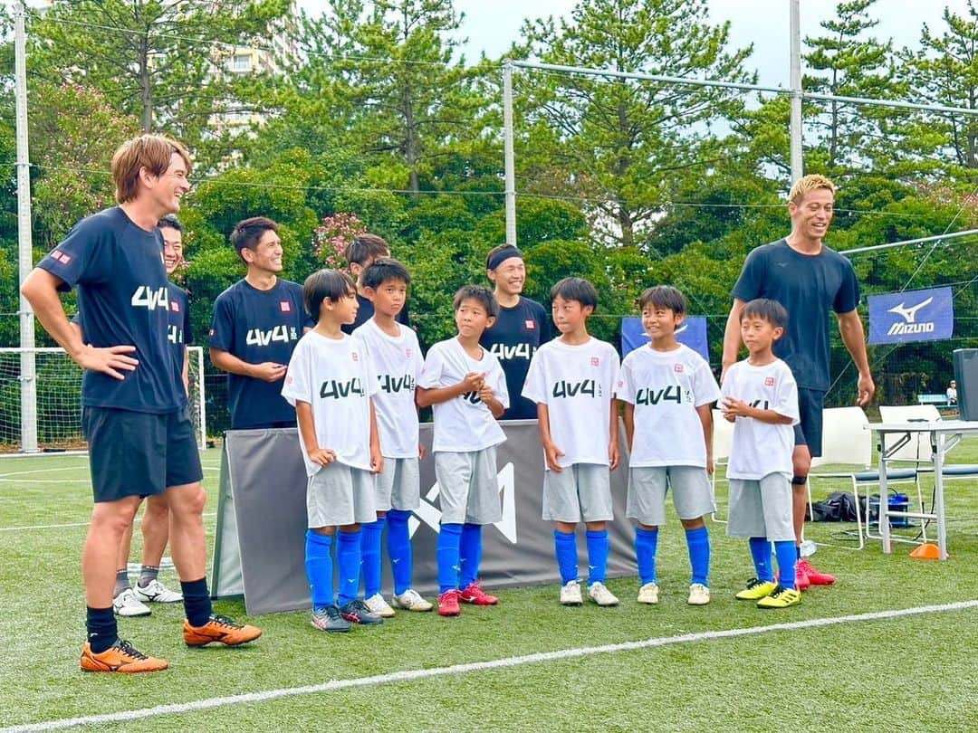 カレン・ロバートさんのインスタグラム写真 - (カレン・ロバートInstagram)「今日は旧友の日本サッカー界のエンぺラーこと【ホンディ・ケイスケ】と16年ぶり？にサッカーしましたよ⚽️🙌  久々に会ったけど相変わらずナイスガイで最後は甘えんボービでした🥺✨  うける。  今回ホンディと一緒にやらせてもらった『4v4』はローヴァーズが運営する… ・ローヴァーズフットサルスタジアム ・北総ローヴァーズスタジアム ・ローヴァーズスポーツパーク茂原 でも行っていきますので、負けず嫌いのサッカー少年少女まっててね〜🫡⚽️🔥  P.S. 完全に酸欠のボビやんの姿を笑ってください  【4v4公式サイト】 https://4v4.jp  【ゲキサカ】 https://news.yahoo.co.jp/articles/2fef8025cb7436a2503ec620178573673e01640d #4v4#本田圭佑#小学4年生#全国大会#久しぶり」8月1日 17時41分 - bobby201608