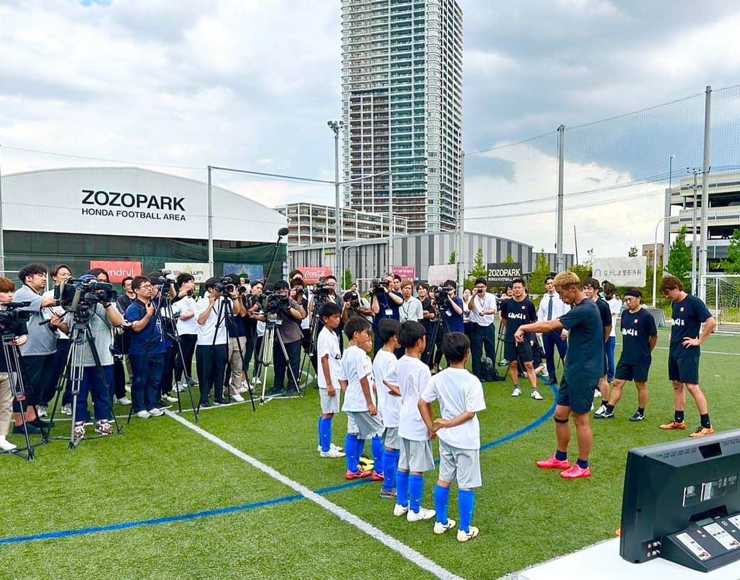 カレン・ロバートさんのインスタグラム写真 - (カレン・ロバートInstagram)「今日は旧友の日本サッカー界のエンぺラーこと【ホンディ・ケイスケ】と16年ぶり？にサッカーしましたよ⚽️🙌  久々に会ったけど相変わらずナイスガイで最後は甘えんボービでした🥺✨  うける。  今回ホンディと一緒にやらせてもらった『4v4』はローヴァーズが運営する… ・ローヴァーズフットサルスタジアム ・北総ローヴァーズスタジアム ・ローヴァーズスポーツパーク茂原 でも行っていきますので、負けず嫌いのサッカー少年少女まっててね〜🫡⚽️🔥  P.S. 完全に酸欠のボビやんの姿を笑ってください  【4v4公式サイト】 https://4v4.jp  【ゲキサカ】 https://news.yahoo.co.jp/articles/2fef8025cb7436a2503ec620178573673e01640d #4v4#本田圭佑#小学4年生#全国大会#久しぶり」8月1日 17時41分 - bobby201608