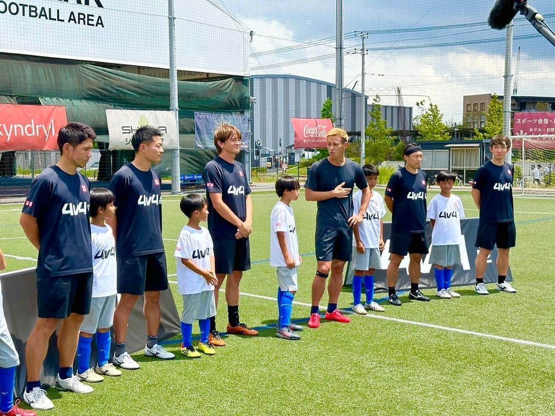 カレン・ロバートのインスタグラム：「今日は旧友の日本サッカー界のエンぺラーこと【ホンディ・ケイスケ】と16年ぶり？にサッカーしましたよ⚽️🙌  久々に会ったけど相変わらずナイスガイで最後は甘えんボービでした🥺✨  うける。  今回ホンディと一緒にやらせてもらった『4v4』はローヴァーズが運営する… ・ローヴァーズフットサルスタジアム ・北総ローヴァーズスタジアム ・ローヴァーズスポーツパーク茂原 でも行っていきますので、負けず嫌いのサッカー少年少女まっててね〜🫡⚽️🔥  P.S. 完全に酸欠のボビやんの姿を笑ってください  【4v4公式サイト】 https://4v4.jp  【ゲキサカ】 https://news.yahoo.co.jp/articles/2fef8025cb7436a2503ec620178573673e01640d #4v4#本田圭佑#小学4年生#全国大会#久しぶり」