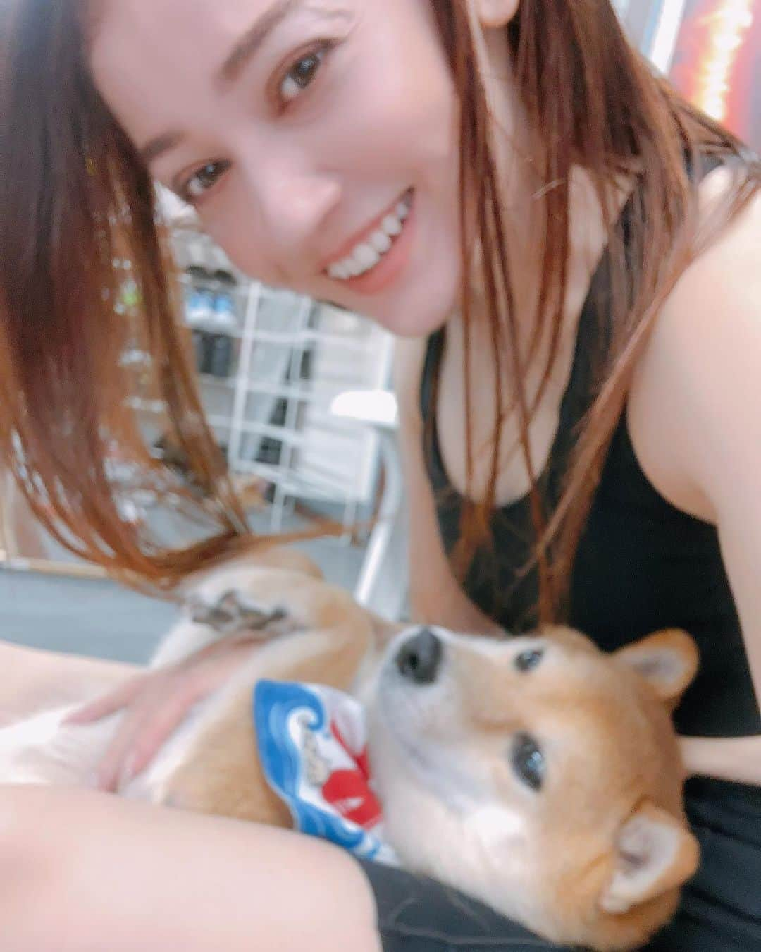 守谷香里さんのインスタグラム写真 - (守谷香里Instagram)「ローラの影響で🥺🤚🏻笑 ずっと気になっていたキックボクシングへご縁を頂きましたので体験へ🥊  私みたいな全くの初めましてでも動画くらいには成長するパーソナルトレーニング40分🥺しゅごい👏🏻🥺 皆さん教えるの本当にお上手🥺  そして看板犬くまくん🐶(4歳)が所々癒しに来てくれたり 最初から出迎えてくれたり帰りはお見送りしてくれたり😂 トレーニング後のストレッチであいたたたたたた💦てなってると 心配して隣きてくれたり🥺 こんな最高な空間でのトレーニング🥺幸✨️  激しめな戦闘系トレーニング×癒し犬くま🐶 なんとも愉快な組み合わせで終始楽しかったとさ🤣🤚🏻  普段からヨガ&ピラティスで身体を動かしていて そこそこは体力あるつもりでしたが😂 終わる頃には産まれたての小鹿のように全身ぷるぷるしておりました🤣🤚🏻  これはダイエットにも！ストレス発散にも！体幹強化にも！ まだまだその他へもとても良きですね🤩  港区芝一丁目にあるのですが、スケジュール的に本気で通えないかしら🤔 しばし考えます🥰🫶🏻  PR @bodymakestudioleo_leogym   #パーソナルトレーニング  #ヨガ  #浜松町キックボクシング  #田町キックボクシング  #ダイエット  #ジム  #港区キックボクシング  #leogym」8月1日 17時43分 - kaoriel1014