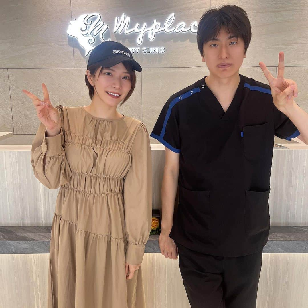 青山日和のインスタグラム：「月一の @myplacebeautyclinic さんでの 美肌ケア👏 　 どんなときも欠かせないお手入れの一つです。 　 特に 夏は毛穴汚れるし紫外線やばいし ほんとに夏にどんだけきちんとお手入れ出来るか…の勝負。 （2枚目の写真からも分かるように汚れうようよ） 　 いにしえの記憶ですがタレントをしていた頃 テレビのお仕事でよくご一緒していたタレントの方（美容家で有名なお方）が 　 「一年で歳をとるのは誕生日じゃなくて夏よ」 ってよく仰っていたのが年々身に染みます😹 　 夏に受けたダメージがドンっと夏終わりに来て⁡ ⁡ぎょぎょぎょとなる毎年。⁡ ⁡ ⁡ ⁡紫外線は焼けるやシミだけでなく⁡ ⁡たるみやシワの原因になりますし⁡ ⁡お肌の乾燥にも繋がります。怖い。⁡ ⁡   今年は物理的にも全力防御して(見た目ハチ駆除な感じ) 日焼け止め塗って ビタミンCこまめに摂取して 月一の美容医療のお手入れで 　 なんとか闘っていきます💪 　 @minamibiyogeka 先生は 本当にその他施術も幅広く得意とされていますし 何よりも顧客の立場にきちんと立って最善の解決策を提案してくださると思います😇 　 わたしも 色んなクリニック行ってきたけど ここ1,2年は南先生に全てお任せしています。 　 たまに激安キャンペーンしてるのも推しポイントですが 本当に期間限られてるのでフォロー推奨。 　 暑い日々 熱中症対策ももちろんですが 紫外線対策も全力で頑張りましょうう 　 #美容 #美容医療 #美容クリニック #大阪美容 #肌治療 #スキンケア #レーザートーニング #ピコトーニング #myplacebeautyclinic #ハイドラフェイシャル」