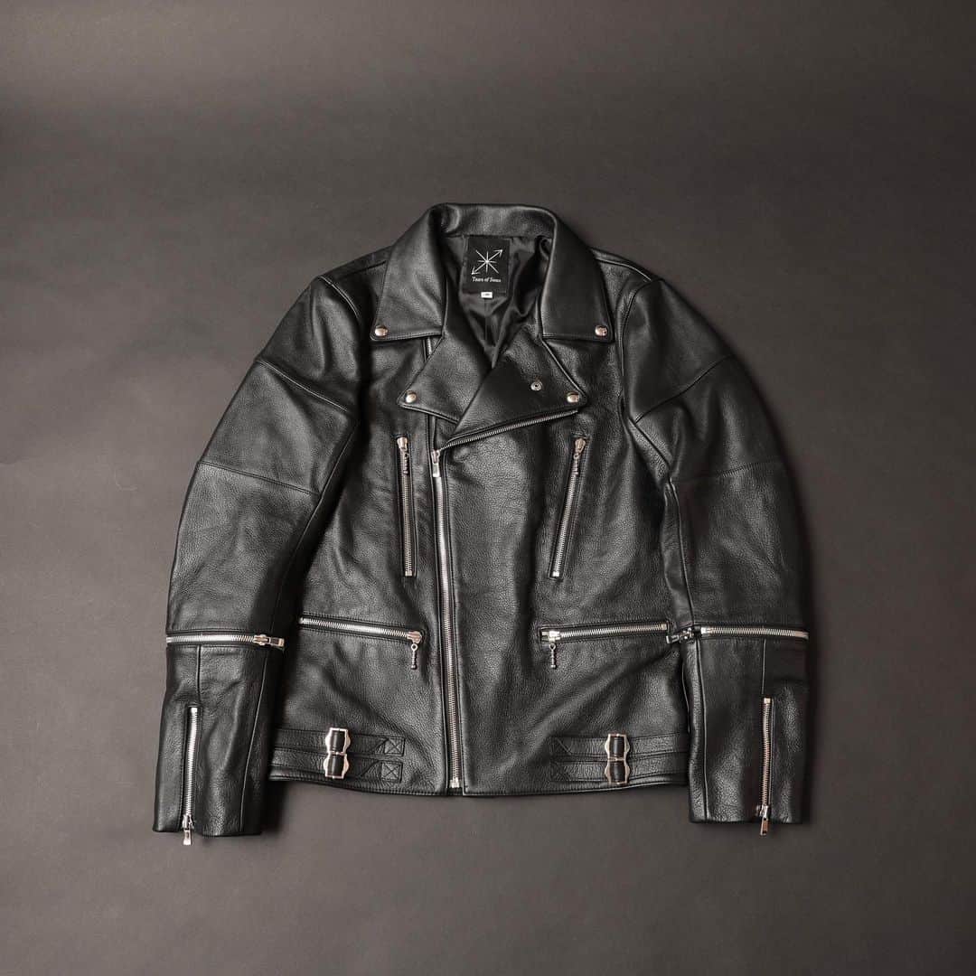 のインスタグラム：「"TEARS OF SWAN-ZIP RIDERS JACKET" ¥170.000(tax in)  ブランド立上10周年を記念したアーカイブアイテムの一つで、袖は取り外し可能で1着で2パターンの着用が出来るレザーライダースジャケットになります。  西武池袋店頭、official webshopにてオーダー受付中ですので宜しくお願い致します😊🏬💻  https://tears-of-swan.shop-pro.jp/?pid=174385575 (webshopオーダー分、明日開始)  @tears_of_swan  #tearsofswan  #ridersjacket  #leatherjacket  #zipjacket #10thanniversary  #archiveitem」