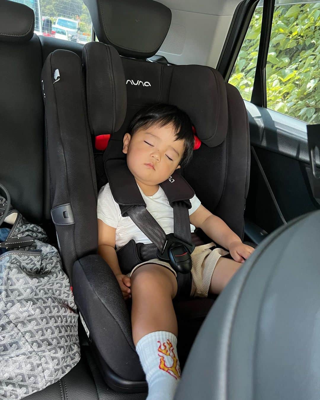 安田華乃さんのインスタグラム写真 - (安田華乃Instagram)「車でスヤスヤお昼寝中の息子😴  チャイルドシート本体に 換気パネル、メッシュシートが 搭載されているらしく、 暑い時期でも快適そう🥹  通気性、かなり大事よねっ!!  マザーズバッグは5個くらいある中で 一番使っているのは @goyardofficial  いっちばん荷物入る大きさだから使いやすくて… 中は汚れまくりです。笑  #nuna #myti #マイティ #nunaがある暮らし #チャイルドシート #ジュニアシート #1歳半男の子 #二重顎 #マザーズバッグ」8月1日 17時50分 - nanochuuun_