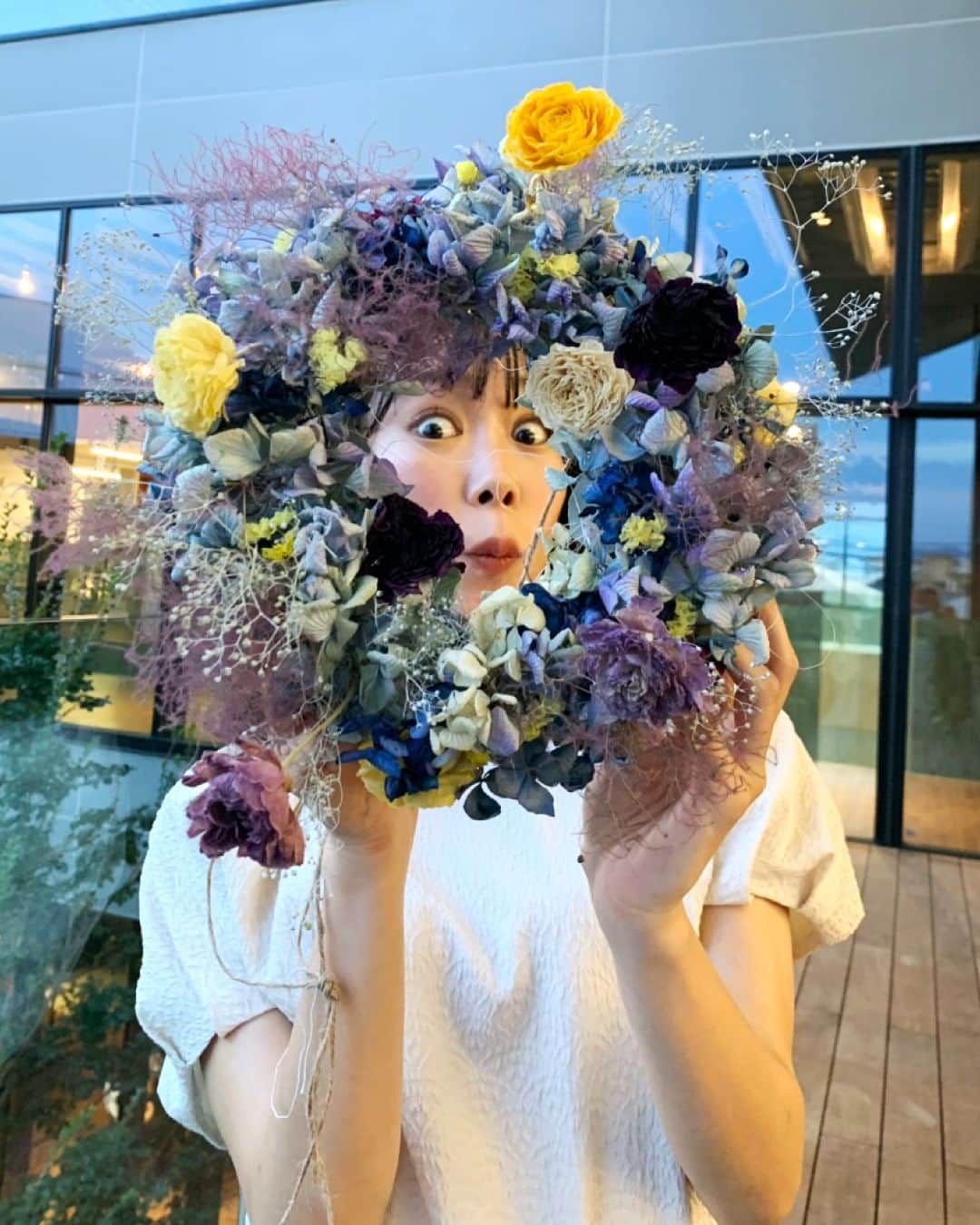 KSBアナウンサーさんのインスタグラム写真 - (KSBアナウンサーInstagram)「🎤 野口真菜です。 先週金曜日のググッと瀬戸内のテーマは 「私の自由研究」！ 私は三豊市の「J Rose（ジェイローズ）」さんで、ドライフラワーのリースづくりに挑戦してきました🧚  今回の主役はアジサイ✨ 梅雨時に、三豊市の紫雲出山で咲いていた子たちです。 見頃を終えて剪定されたものを ドライフラワーに加工することで 様々な作品に生まれ変わります💞 山上で辺りを彩っていたときももちろんきれいでしたが、 ドライフラワーになるとなんだかおしゃれ&アンティークな風合いが増して… また違った美しさがありますよね😳 アジサイの色々な姿に出会えてキュンとしました🧚  ちなみにアジサイのドライフラワーの売り上げの一部は、紫雲出山の“桜基金（桜の保全活動）”に寄付されるそう。 地域の魅力が、また地域に還元されていく… そんなストーリーも魅力的でした✨  何より、カワイイカワイイとお話しながら手を動かす時間…たまらなく癒やされました😮‍💨💕 来月5日には、三豊市でアジサイを使った作品づくり体験があるそうです。子どもでも参加できるそうですよ！夏休みにもぴったりですよね✨ おしゃれなお花たちに、ぜひ癒やされてみてください✨  #自由研究 #アトリエジェイローズ #三豊市 #花 #リースづくり #紫雲出山 #アジサイ #紫陽花 #ドライフラワー #プリザーブドフラワー #ドライフラワーアレンジメント #フライングリース  #NewsParkKSB #ニュースパ #ググッと瀬戸内  #5ch #KSB瀬戸内海放送 #岡山 #香川 #okayama #kagawa #野口真菜 #アナウンサー #女性アナウンサー #テレビ局」8月1日 17時56分 - ksb_announcer