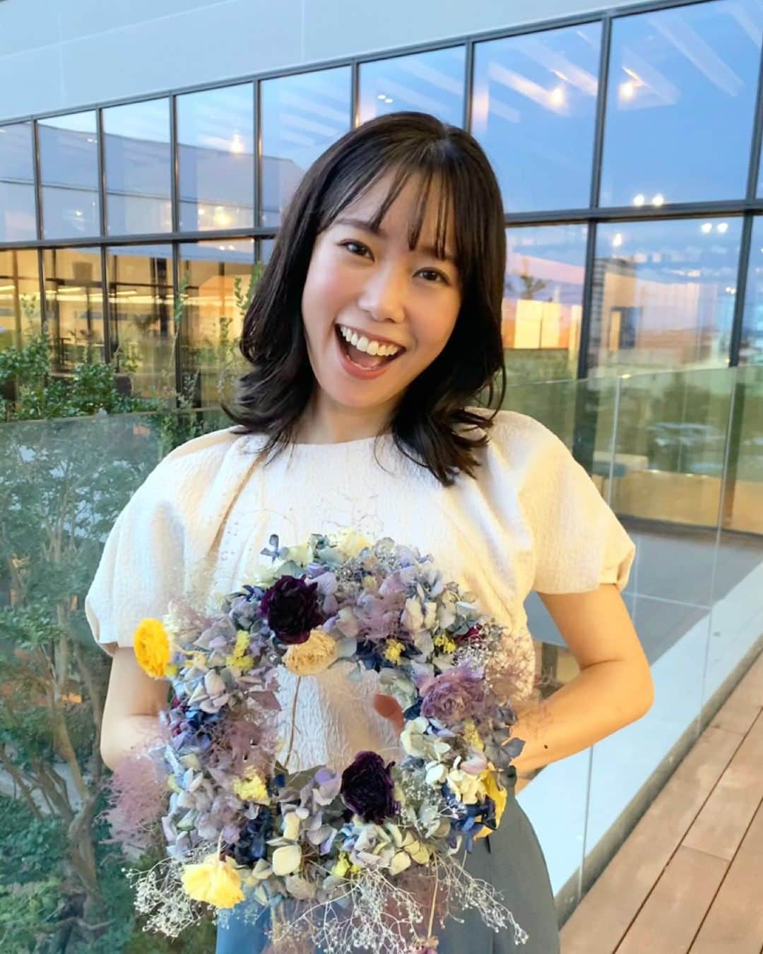 KSBアナウンサーさんのインスタグラム写真 - (KSBアナウンサーInstagram)「🎤 野口真菜です。 先週金曜日のググッと瀬戸内のテーマは 「私の自由研究」！ 私は三豊市の「J Rose（ジェイローズ）」さんで、ドライフラワーのリースづくりに挑戦してきました🧚  今回の主役はアジサイ✨ 梅雨時に、三豊市の紫雲出山で咲いていた子たちです。 見頃を終えて剪定されたものを ドライフラワーに加工することで 様々な作品に生まれ変わります💞 山上で辺りを彩っていたときももちろんきれいでしたが、 ドライフラワーになるとなんだかおしゃれ&アンティークな風合いが増して… また違った美しさがありますよね😳 アジサイの色々な姿に出会えてキュンとしました🧚  ちなみにアジサイのドライフラワーの売り上げの一部は、紫雲出山の“桜基金（桜の保全活動）”に寄付されるそう。 地域の魅力が、また地域に還元されていく… そんなストーリーも魅力的でした✨  何より、カワイイカワイイとお話しながら手を動かす時間…たまらなく癒やされました😮‍💨💕 来月5日には、三豊市でアジサイを使った作品づくり体験があるそうです。子どもでも参加できるそうですよ！夏休みにもぴったりですよね✨ おしゃれなお花たちに、ぜひ癒やされてみてください✨  #自由研究 #アトリエジェイローズ #三豊市 #花 #リースづくり #紫雲出山 #アジサイ #紫陽花 #ドライフラワー #プリザーブドフラワー #ドライフラワーアレンジメント #フライングリース  #NewsParkKSB #ニュースパ #ググッと瀬戸内  #5ch #KSB瀬戸内海放送 #岡山 #香川 #okayama #kagawa #野口真菜 #アナウンサー #女性アナウンサー #テレビ局」8月1日 17時56分 - ksb_announcer