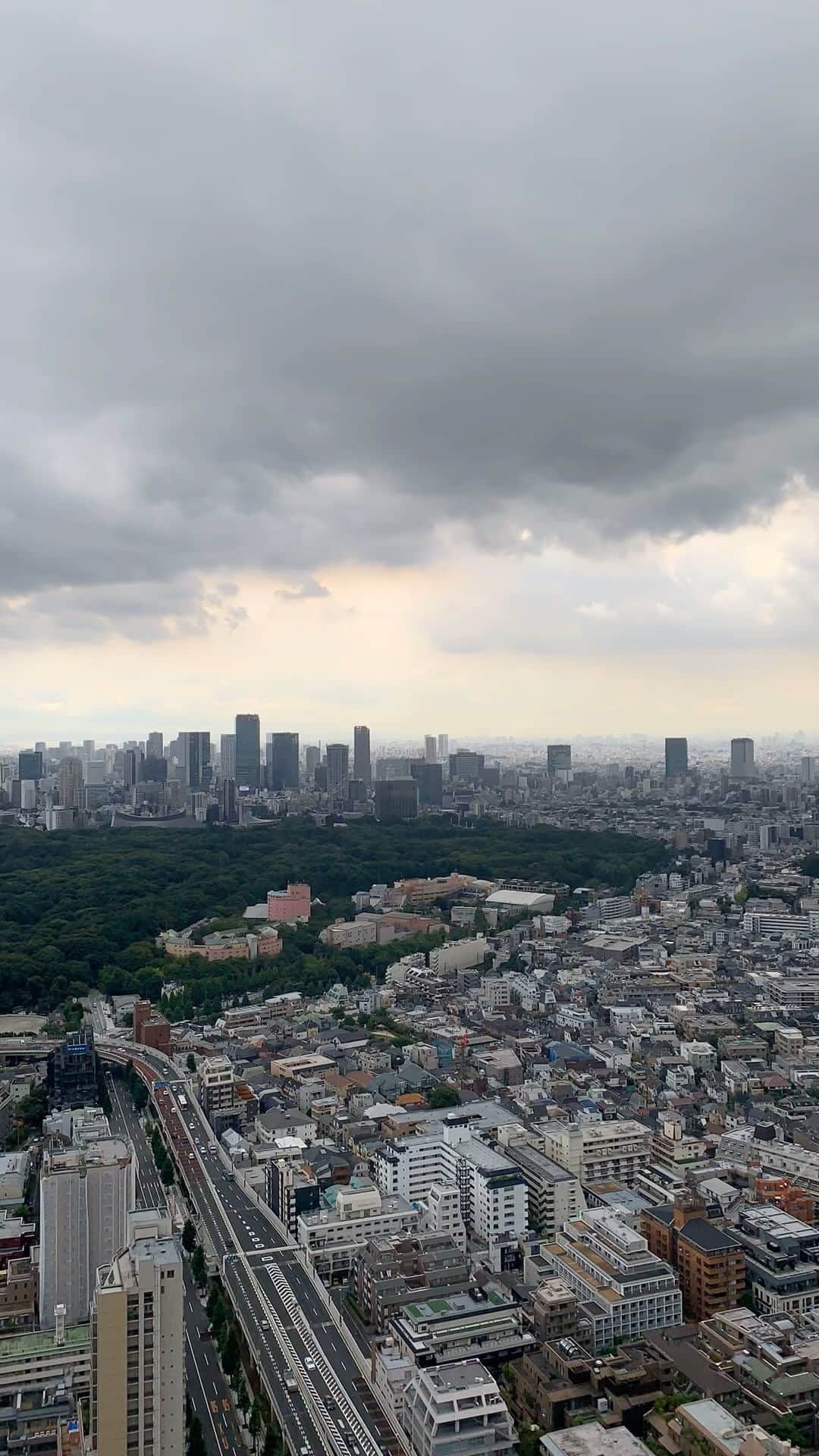Park Hyatt Tokyo / パーク ハイアット東京のインスタグラム：「Watching the world go by.  #parkhyatttokyo #パークハイアット東京 #sky #summer #rain #tokyo #tokyosky #storm」