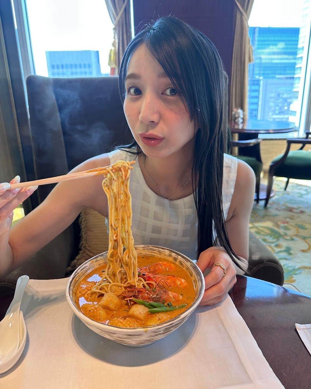 芹那のインスタグラム：「@shangrila_tokyo の#ラクサ 🦐🦑🐔🤍 シーフードたくさんごろごろっと入っていて大好きなの🍜  夏に食べたくなる🤤🤤🤤  あとね、みんなが『芹那だよぉ〜』をやっている動画を募集しているので詳細はYouTubeみてね🤩  #ホテルランチ #シャングリラホテル東京 #東京ランチ #東京駅グルメ #東京駅ランチ #ホテル女子会 #ホテル好きな人と繋がりたい #シーフード #夏休みの過ごし方 #夏のはじまり」