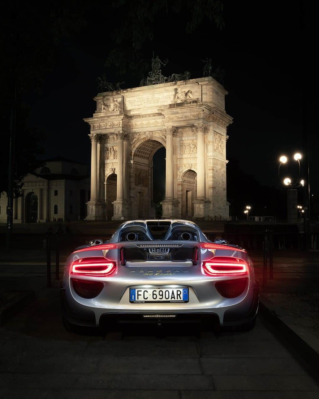 Porscheさんのインスタグラム写真 - (PorscheInstagram)「Watch out, there's a Spyder about.  📸 @simocaph 🚙 @niederprincee #PorscheMoment」8月1日 18時00分 - porsche