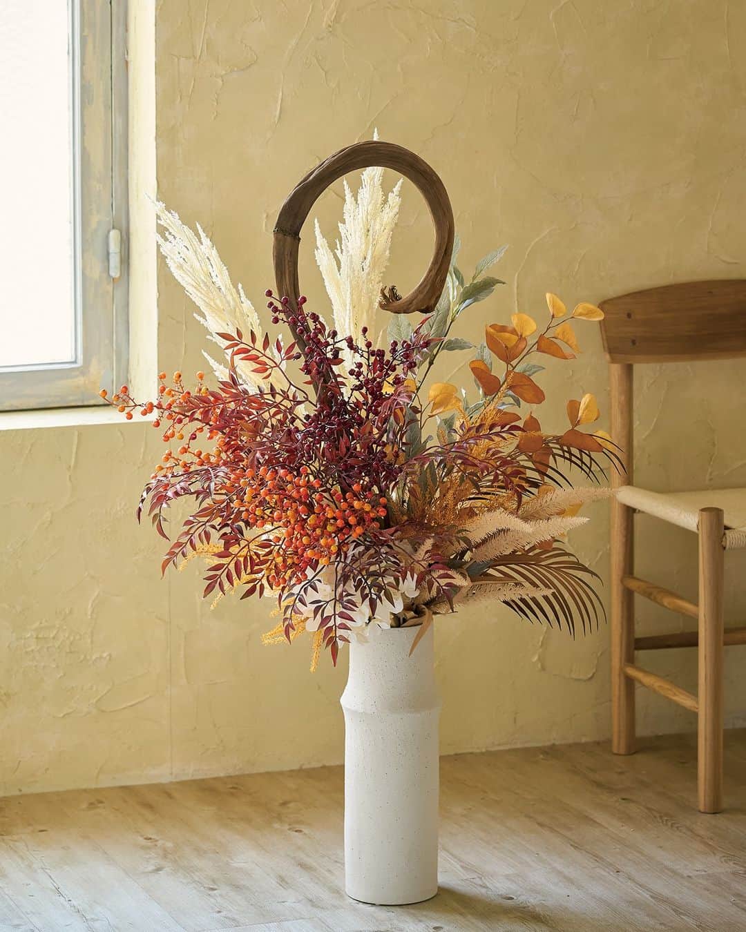 東京堂アーティフィシャルフラワーMAGIQのインスタグラム：「@magiq.jp ◁他の投稿はこちら💐 アーティフィシャルフラワーがたくさん！  【アーティフィシャルフラワーで季節をめぐる】  ～🫐 Berry fully‼︎ 🫐～  この秋は発色の良いベリーをふんだんに取り入れて。 色とりどりの実りの季節をお楽しみください。  FM007010 003.007 ナンディナベリーブランチ FM000542 037 ★ＡＸ★　ナチュールパンパス FM302207 013 ロマンティークハイドレンジア FM002538 ナチュラロングテールブーケ FG001770 009 グラミネグラススプレー FG003679 027 ヌーヴェルスプレーパーム FG001766 ラウンドオータムリーフ FG001146 シルバーベイリーフブランチ DE030380 バナナスティック CWCR008M イオニアバンブーＭ  ◉Follow Me！◉ 👉@magiq.jp ＿＿＿＿＿＿＿＿＿＿＿＿＿＿＿＿＿＿＿＿＿＿＿＿＿  #MAGIQ #MAGIQのある暮らし #東京堂 #東京堂magiq #造花　 #アーティフィシャルフラワー #アーティフィシャルフラワーアレンジ #フラワーアレンジメント #flowers #artificialflowers」