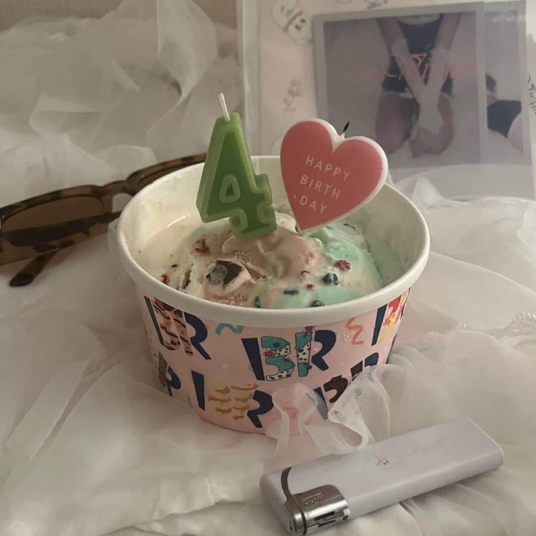 RiLiさんのインスタグラム写真 - (RiLiInstagram)「次のお祝いは【31バースデー】🍨🕯に決まり💞 簡単かつとってもカワイイからおすすめだよ〜🧚🏻‍♀️  Special Thanks💐 Photo by⁣⁣ 01p-@____19mm  02p-@te___o8  03p-@__.moonlight121  04p-@____19mm  05p-@reo_104tt  06p- @kyoka.ymwk  07p- @mrso.6  08p-@m_i59___  09p- @smile.niko8   仲良しグループで買いたい💭 色んな種類のアイスを 食べ比べるのも楽しいね🎶  ロウソクをつけると かわいさ倍増💛🤍  Edit by RiLi編集部🐰 aoi @shiia14  🤍🤍🤍  RiLiで紹介してもらいたい子は #rili_tokyo を付けてね❕  #birthday #birthdaycake #surprise #icecake #31icecream #21th #誕生日 #31アイスクリーム #誕生日 #誕生日サプライズ #お誕生日 #お誕生日ケーキ #誕生日ケーキ #手作りケーキ #センイルケーキ #サーティワン #베스킨라빈스 #생일 #생일케이크 #サーティーワンバースデー #31バースデー」8月1日 18時00分 - rili.tokyo