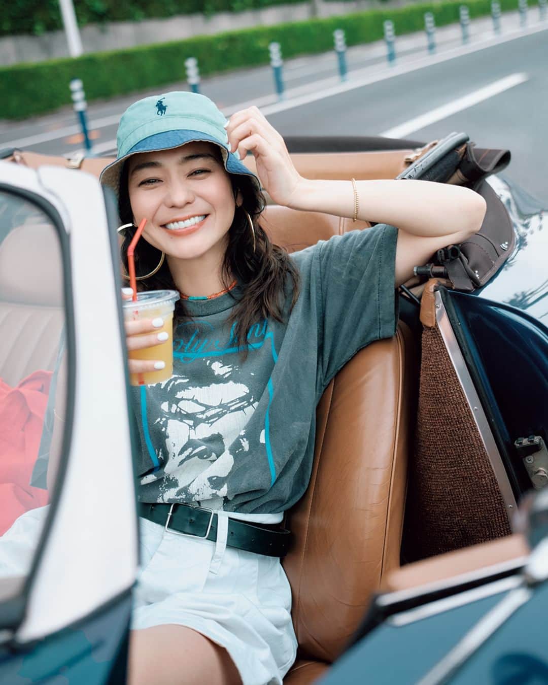 のインスタグラム：「このコーデが好きな人は❤️をコメントしてください！  玲奈さんがもしハワイ4泊6日の旅に出たら…？  ALL私服で “妄想バカンス”へGO！  ノースまでドライブ！ Tシャツ×短パンの下は、 もちろん水着だよ〜♡  「いつだって海に飛び込めるように、 ハワイでは基本、ビキニが下着代わり！　 この日は車を借りて、ノースまでドライブ。 古着のTシャツと白のショートパンツが ラフな気分を盛り上げます」 （竹下玲奈さん）  ●big tote bag／#MarchAprilMay ●chain bracelet／#kiuna ●color stone bracelet／MARIE-HÉLÈNE DE TAILLAC ●half pants／#SocientyFinch ●belt／ARTS ＆ SCIENCE ●bucket hat／#POLORALPHLAUREN ●print T-shirt／#vintage ●hoop pierced earrings／H＆M ●beads necklace／AURÉLIE BIDERMANN （全て竹下玲奈さんの私服です）  ーーーーーーーーーーーーーーーーーー #magazinelee　#leeweb　#竹下玲奈 さん（@renatakeshita）　 #ootd #今日のコーデ　#大人カジュアル #コーデ #モデル私服コーデ #夏コーデ #海コーデ #ハワイコーデ #30代コーデ #40代コーデ   撮影／金谷章平　ヘア＆メイク／猪股真衣子（TRON）　モデル／竹下玲奈　スタイリング協力／石上美津江　取材・文／磯部安伽」