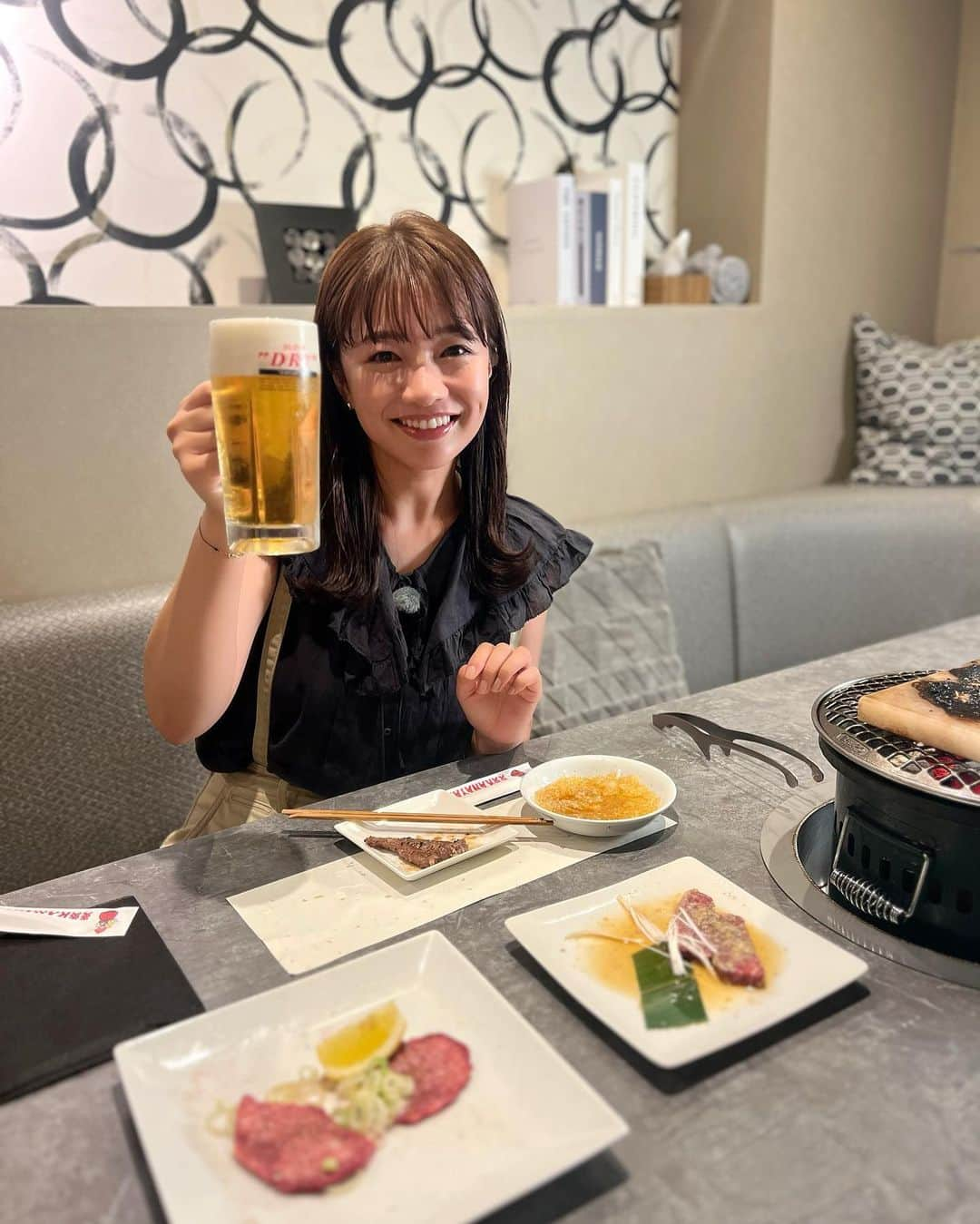 川村茉由のインスタグラム：「今夜のCBC『うまい!の極み』は 名古屋の金山にある焼肉店、 【炎炎 金山店】さんへ🥩  岩塩プレートで焼く、 ネギ上タン塩がたまらんかった🤤 思い出しただけでも よだれ出る🤤❤️ ハラミも食べたんだけど、 とにかく肉の質が良すぎて‼︎‼︎ ビール🍺止まらなくなる🥺  焼肉×ビール🍻ってなんで こんな幸せなんだろ♡  今夜も22時57分〜 カンパーーーーイ🍻✨  #炎炎 #炎炎金山店 #焼肉 #アサヒビール #スーパードライ #アサヒスーパードライ #うまいの極み #CBC #ビール #ビール女子」