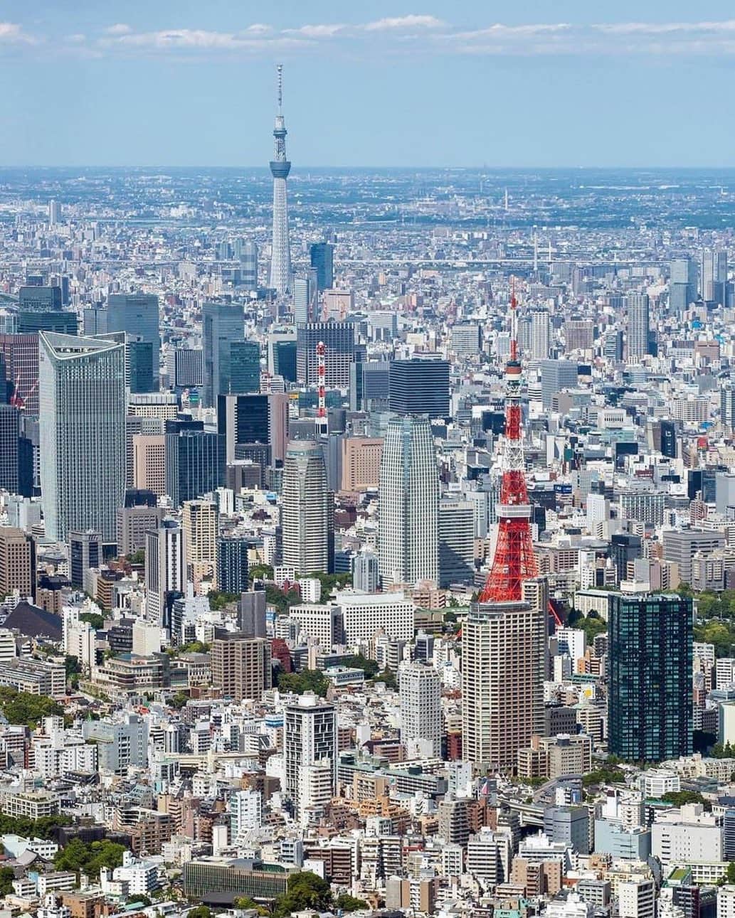 東京タワーさんのインスタグラム写真 - (東京タワーInstagram)「. 本日より、8月に入りました！   暑い日が続きますが☀️「水分補給」を合言葉に 8月も元気いっぱい頑張っていきましょう😄👊   本日は、Your Tokyo Tower🗼から @hideo_matsuda さんのお写真をご紹介！   東京タワーや東京スカイツリーも暑さに負けず 背筋を伸ばして頑張っております！！   素敵なお写真をありがとうございました😊  --------------------------------  【 お知らせ 】  # your_tokyotowerで あなたの東京タワー🗼をリポスト！  皆様からの投稿 どしどしお待ちしております！  @tokyotower_official の タグ付けもよろしくね🖐  詳細はプロフィールにある 固定されたフィード投稿から↓ @tokyotower_official  --------------------------------  #東京タワー #東京タワー🗼  #tokyotower #tokyotower🗼  #スカイツリー  #東京スカイツリー #skytree」8月1日 18時00分 - tokyotower_official