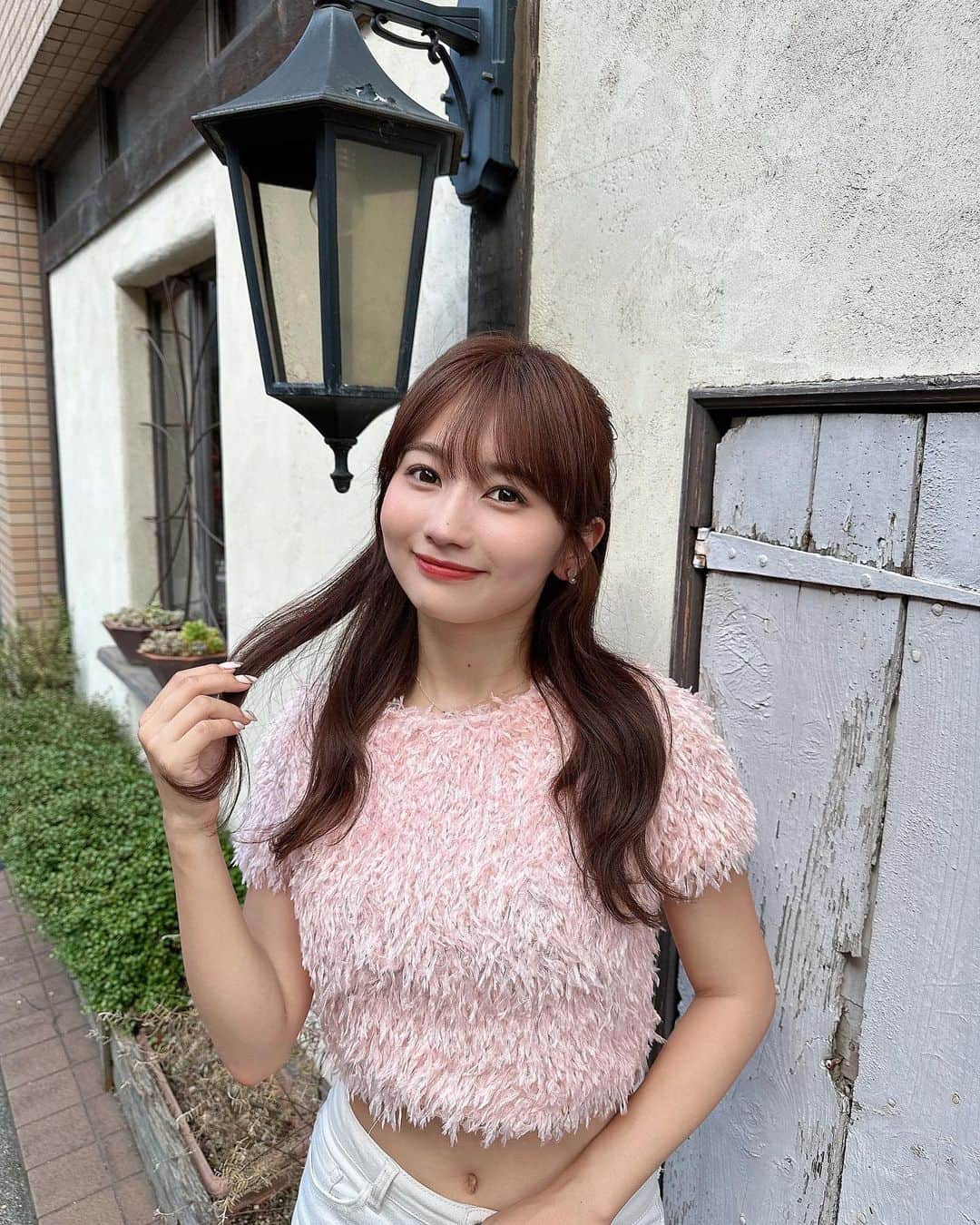 細沼紗花のインスタグラム：「.  洋服可愛いからフィードでも残しておこうっ🐈🐾  今日から8月や〜〜！！  . #ハーフアップ#ハーフアップアレンジ #ヘアアレンジ#シャギー」