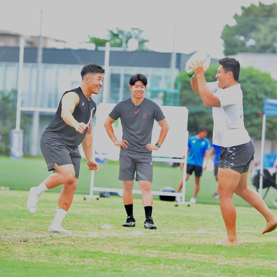 金正奎のインスタグラム：「Training in my old uni 🔴⚫️ 学生は元気いっぱいだ(^^)  早稲田学生時代はとにかく 素敵な思い出だらけや〜。  また馬場歩きしたいな~。 @wasedarugby_1918   #早稲田 #ラグビー」