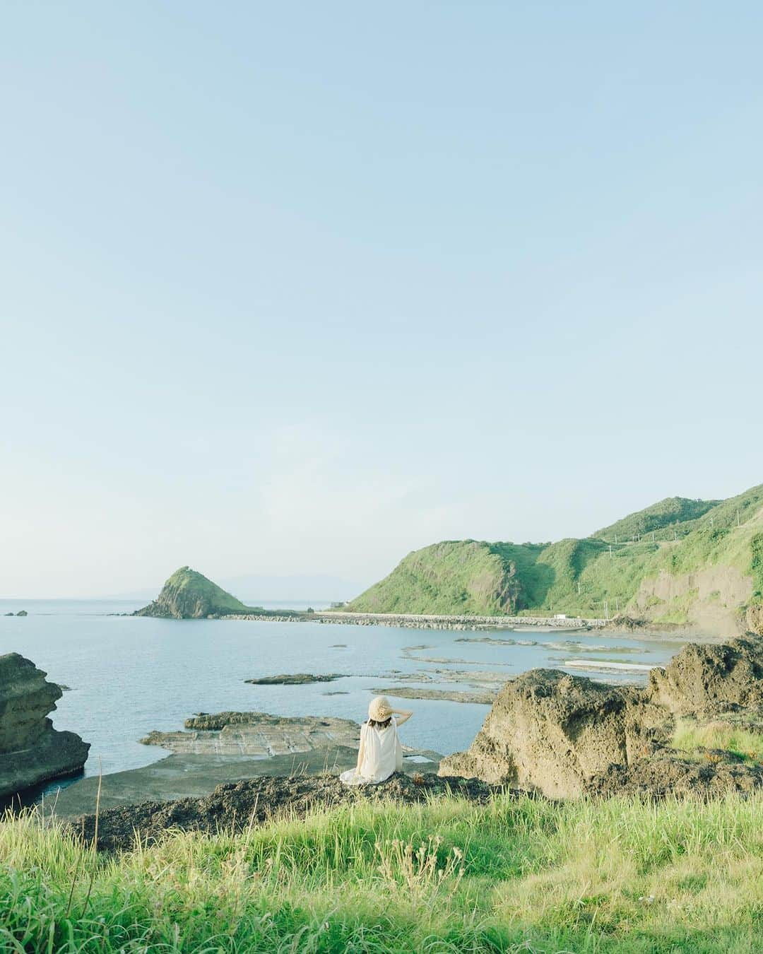 荒眞人のインスタグラム：「One day #あの日の心を映して   #佐渡島 #佐渡島旅行  #佐渡島観光   撮影のご依頼はDMにて お受けいたします。  ウェディングのご依頼は @arca.wedding   へお願いいたします。  私のオリジナルプリセットは @curbonjp のHP もしくはプロフィールの リンクから ご購入可能です。  ＝＝＝＝＝＝＝  New Lightroom preset release!!  Also, from this time Overseas sales are now possible!  Therefore, living abroad will be available for purchase.  You can buy it from the link in my profile. @arca_0105」