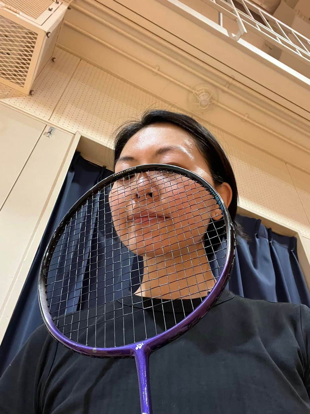 大禅師文子のインスタグラム：「あー楽しかった♪♪♪ 何を隠そう、小中高とバドミントン部だった私。小学生で全国大会出場、クラブチームに所属、スポーツ推薦をもらう程結構それなりに本気でした。当時のユニフォームはお洒落なんて微塵もなく、規定の白い短パン履いてましたね。 この度○○年のブランクを経てコートに！！ 基礎打ち、ダブルス、ダブルス、ダブルスを延々と。。シングルスもやりたい人はどうぞ〜(元気があればの話)、楽しさに身体が追いつかない！ 翌4日の筋肉痛。バド、始めます。w」