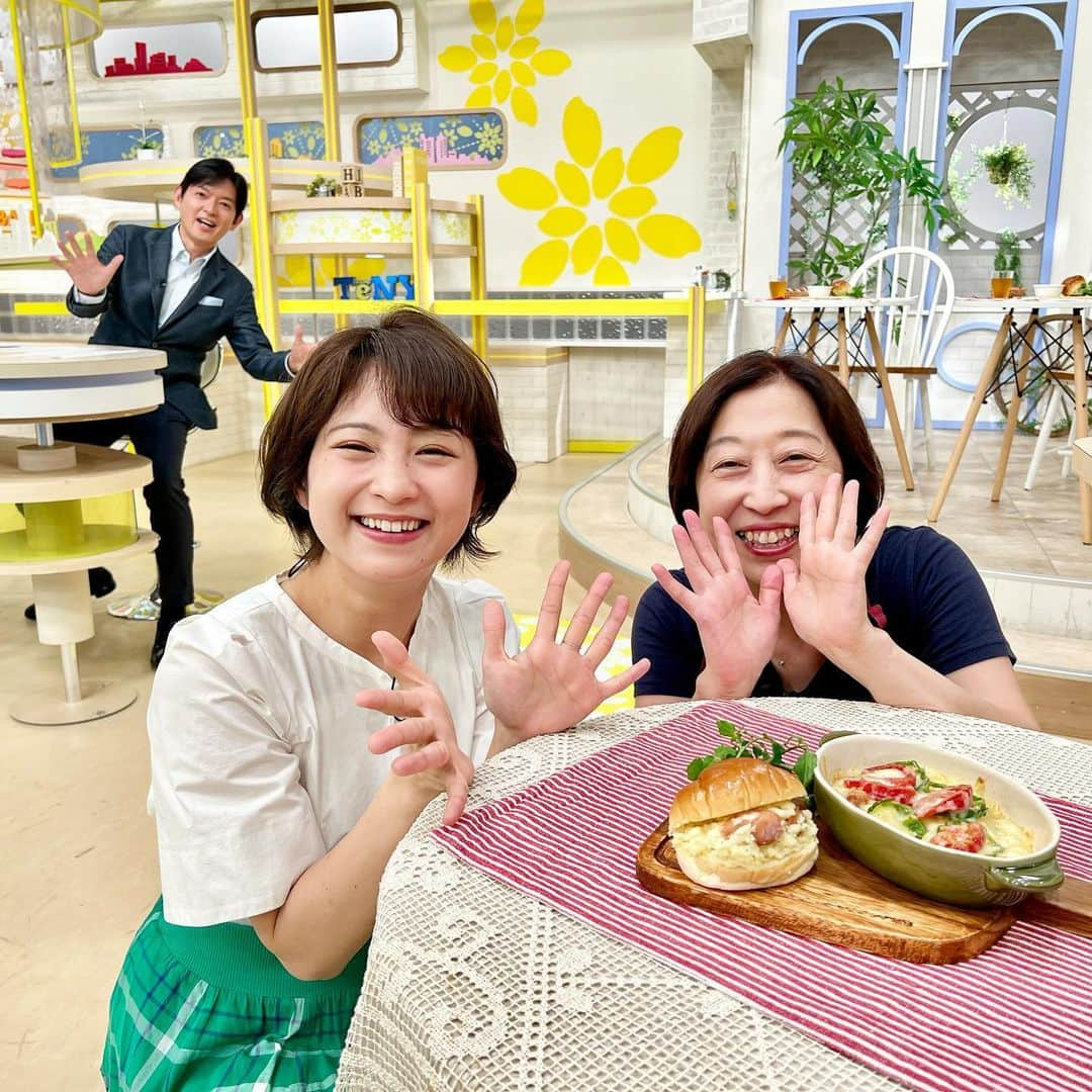 日高優希さんのインスタグラム写真 - (日高優希Instagram)「きょうも番組をご覧いただきありがとうございました🍞  きょうの夕方レシピは ゆか先生の「クリーミーポテトのロールサンド＆ピザ風グラタン」でした🥔🧀  マスカルポーネチーズをたっぷり贅沢に使ったクリーミーポテトでサンドと、グラタンの２品作っていただきましたよ💓  ゆか先生と写真を撮っていたら、須山アナも参加してくださいました🕺  レシピが気になる方はTeNY新潟一番のHPからご確認ください💭  ではまた明日の新潟一番でお会いしましょう〜☝️  #夕方ワイド新潟一番 #新潟一番  #夕方レシピ #中島有香先生 #ジャガイモレシピ #ロールパン #グラタン #TeNY #テレビ新潟 #アナウンサー #日高優希」8月1日 18時07分 - yuki_hidaka_teny