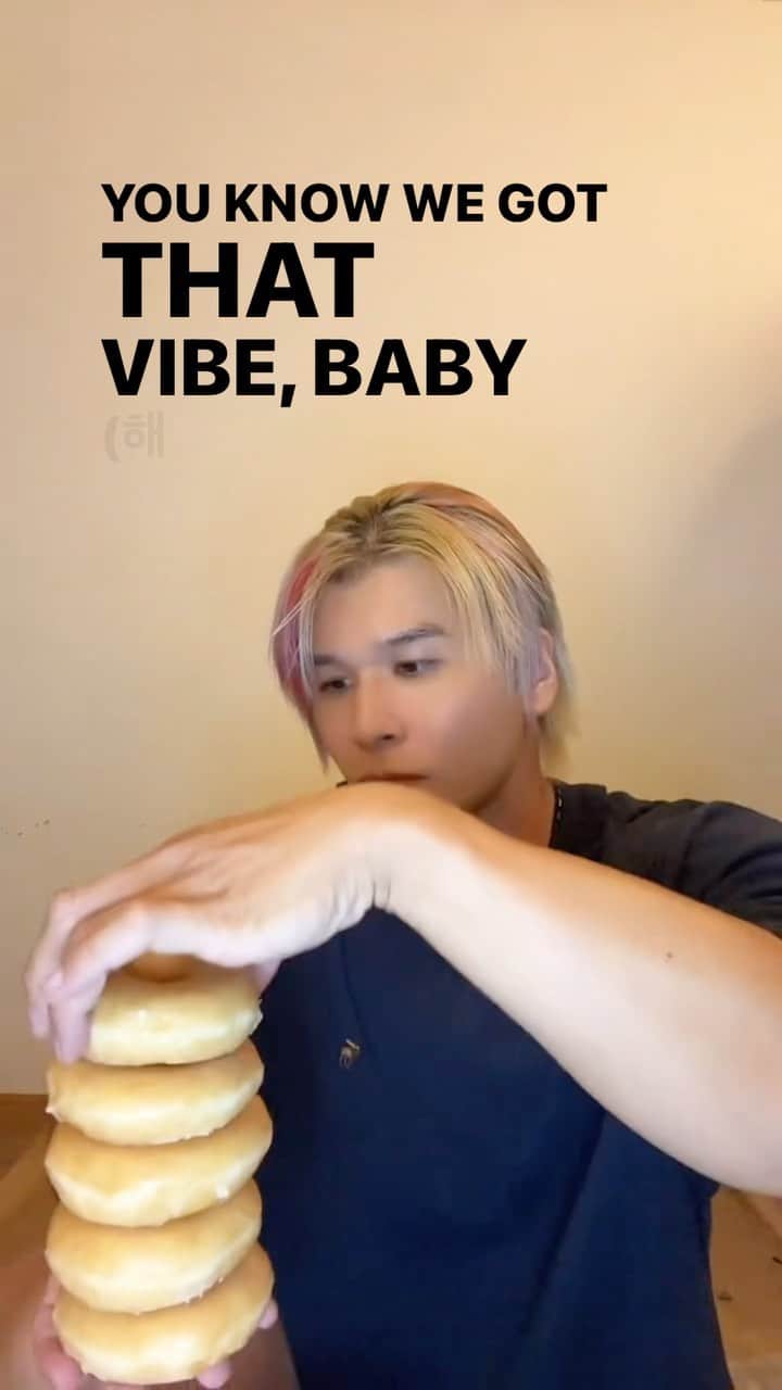 のインスタグラム：「. コレを食べないと減量終わった気がしない！🤤  17年間一筋です☺️🍩　@krispykremejapan   #減量終了の合図#メンズフィジーク#ボディビル#17年前サザンテラスに並んだあの日からトリコ#ドーナツ#クリスピー愛#爆食トレーニー#毎日がチートデー#クリスピークリームドーナツ #crispycreamdonuts」