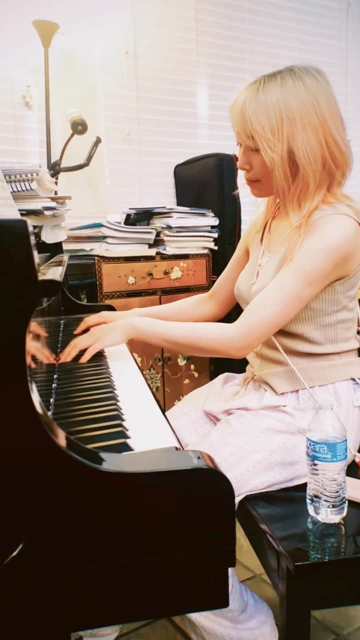 中村未来のインスタグラム：「#coshunie #giveitback #呪術廻戦 #jujutsukaisen #la #piano  #寝起き」
