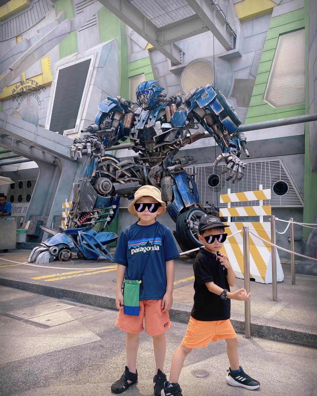 保田圭さんのインスタグラム写真 - (保田圭Instagram)「27時間テレビで歌わせて頂いた 次の日から…  ママ友達と一緒に シンガポール旅行に行ってました💓  パパはお仕事が忙しくて 残念ながら日本でお留守番😢  息子にとっては きちんと記憶に残るようになってからの 初めての海外旅行✈️  大好きなお友達との旅行に 大興奮でした🥰  シンガポールの ユニバーサルスタジオで  トランスフォーマーやミニオンに 会ってきました💜❤️💜  動くトランスフォーマー見た瞬間 大人も大興奮‼️  息子の大好きなバンブルビーとも 写真が撮れて大満足😍✨  あまりにも暑かったので ファストパスを考えたのですが もう売り切れで…  どれだけ楽しめるか心配だったけど 無事にアトラクションにも何個か 乗れたしすごく楽しかった〜🎶  #シンガポール旅行 #ユニバーサルスタジオシンガポール」8月1日 18時09分 - keiyasuda1206