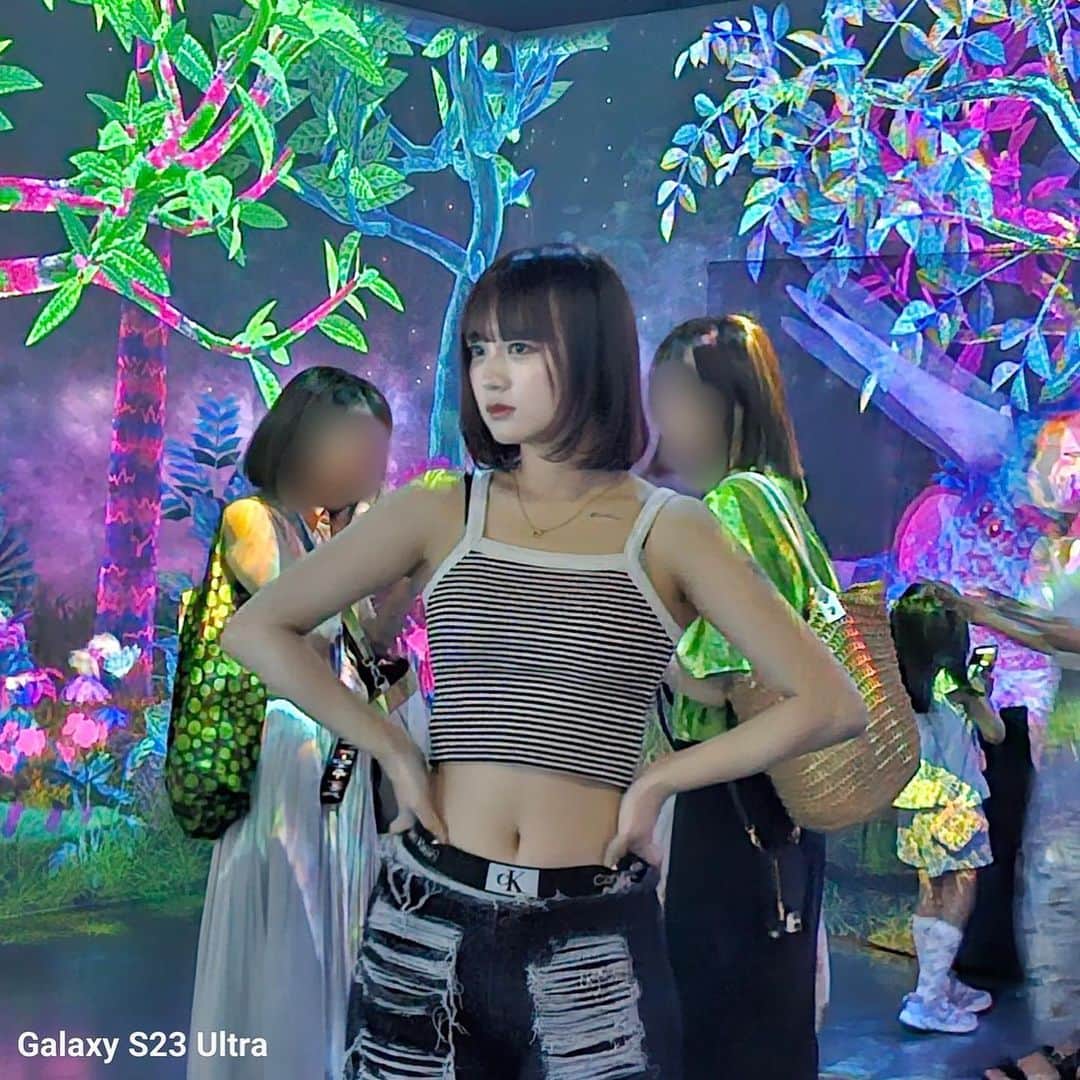 のインスタグラム：「この前Galaxy Harajuku行ってきた👶🏼 チームラボの作品が無料で体験できるので超おすすめです✌🏻 １階はなんかチルくて6階は韓国ぽくて可愛かったーー！ 写真はGalaxyのナイトグラフィー撮影で撮ったので暗かったけど綺麗に撮れたよー📸 「Galaxy & チームラボ：捕まえて集める恐竜の森」ってのやってて綺麗だし楽しかった🦖！！ 7/21（金）から新たに恐竜🦖が6種類追加されたみたいだからみんな行ってみてね〜！！！ #GalaxyHarajuku #チームラボ」