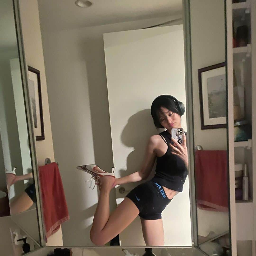 のインスタグラム：「just-a-asobi🤸🏻‍♀️🎵🃏🎶」