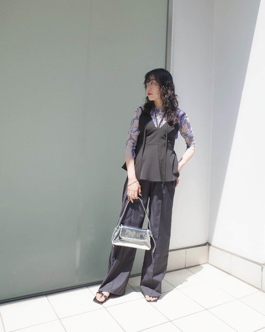 野村仁美のインスタグラム：「@sahara_japon  新作のシアートップ🥚  モダンなデザインのプリントですが、よく見ると模様はベタではなく表情が加えられていて、素材もシアーにプリントしているので強すぎず合わせやすい雰囲気に仕上げています。 私はカラー切り替えのある方を前で着るのが好みです。  重ねてるビスチェは🫣  先週　@landtokyo で髪の毛パーマ復活させてもらいました。 @shinoharakaori にお任せ🙏✨  いつも素敵にしていただきありがとうございます！」