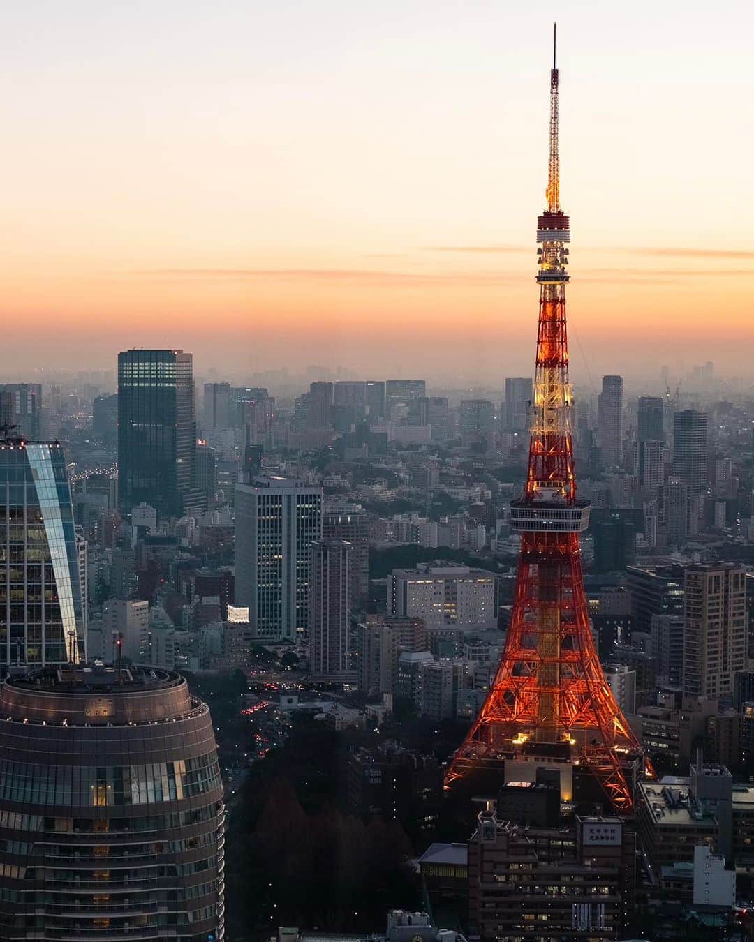 のインスタグラム：「アンダーズ 東京は、世界的に権威のある旅行媒体「トラベル アンド レジャー」が選ぶ「Best Hotels In Tokyo」に選定されました🏆✨  都会の眺望とモダナイズされた日本の美をお楽しみいただける客室や、珠玉のダイニングエクスペリエンスをこの機会にぜひご体験ください☺  We are delighted to share that Andaz Tokyo Toranomon Hills has been selected as one of the “Best Hotels in Tokyo” by the worldwide renowned travel media ‘Travel + Leisure’.🏆✨  Take this opportunity to experience the beauties and gems that only Japan can offer starting with a stay at Andaz Tokyo. Every room and suite offers stunning views of the city, some including Tokyo Tower. ☺  #travelandleisure #東京ホテル #beautifulhotels #tokyohotel #絶景ホテル #luxuryhotel #ライフスタイルホテル #ホテルステイ #ラグジュアリーホテル #lifestylehotel #虎ノ門ヒルズ #虎ノ門 #toranomonhills #アンダーズ東京 #andaztokyo #tokyo #japan #tokyotower   Thank you for @yuuki_dokoro 💕」