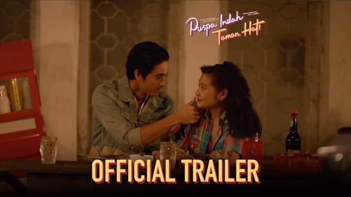 Prilly Latuconsinaのインスタグラム：「LAGI LAGI HARUS BERSAING DENGAN MASA LALU. LELAH.   Galih jadi penyanyi solo yang sukses di album pertamanya. Di kampus seni Galih bertemu Marlina, gadis yang wajahnya mirip Ratna, kekasih Galih di SMA.  Karena pengalaman masa lalu, Galih takut ditolak oleh orang tua Marlina. Sementara Marlina ragu apakah Galih mencintainya, atau hatinya masih untuk Ratna?  Akankah Galih dan Ratna kembali? Atau Galih dan Marlina?   Saksikan 31 Agustus 2023 di seluruh Bioskop Indonesia.  #PuspaIndahTamanHati @puspaindahfilm」
