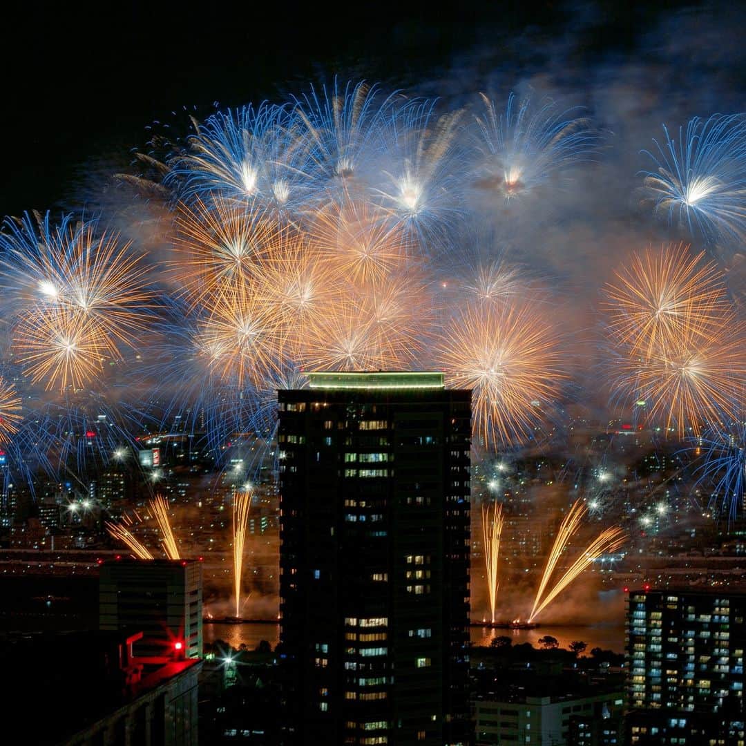 The Ritz-Carlton, Osakaのインスタグラム：「８月5日は、大阪の夏の風物詩「第35回なにわ淀川花火大会」が開催される予定です。音楽に合わせて打ち上げられる花火の圧倒的な迫力と美しさが夏の夜空を彩ります。  On August 5, one of Osaka's summer features "The 35th Naniwa Yodo River Fireworks Festival" will be held. The overwhelming power and beauty of the fireworks with the music will color the summer night sky gorgeously.  #ritzcarlton #ritzcarltonosaka #theritzcarltonosaka #firework #リッツカールトン #リッツ大阪 #リッツカールトン大阪 #淀川花火大会 #花火大会 #夜景 #夏」