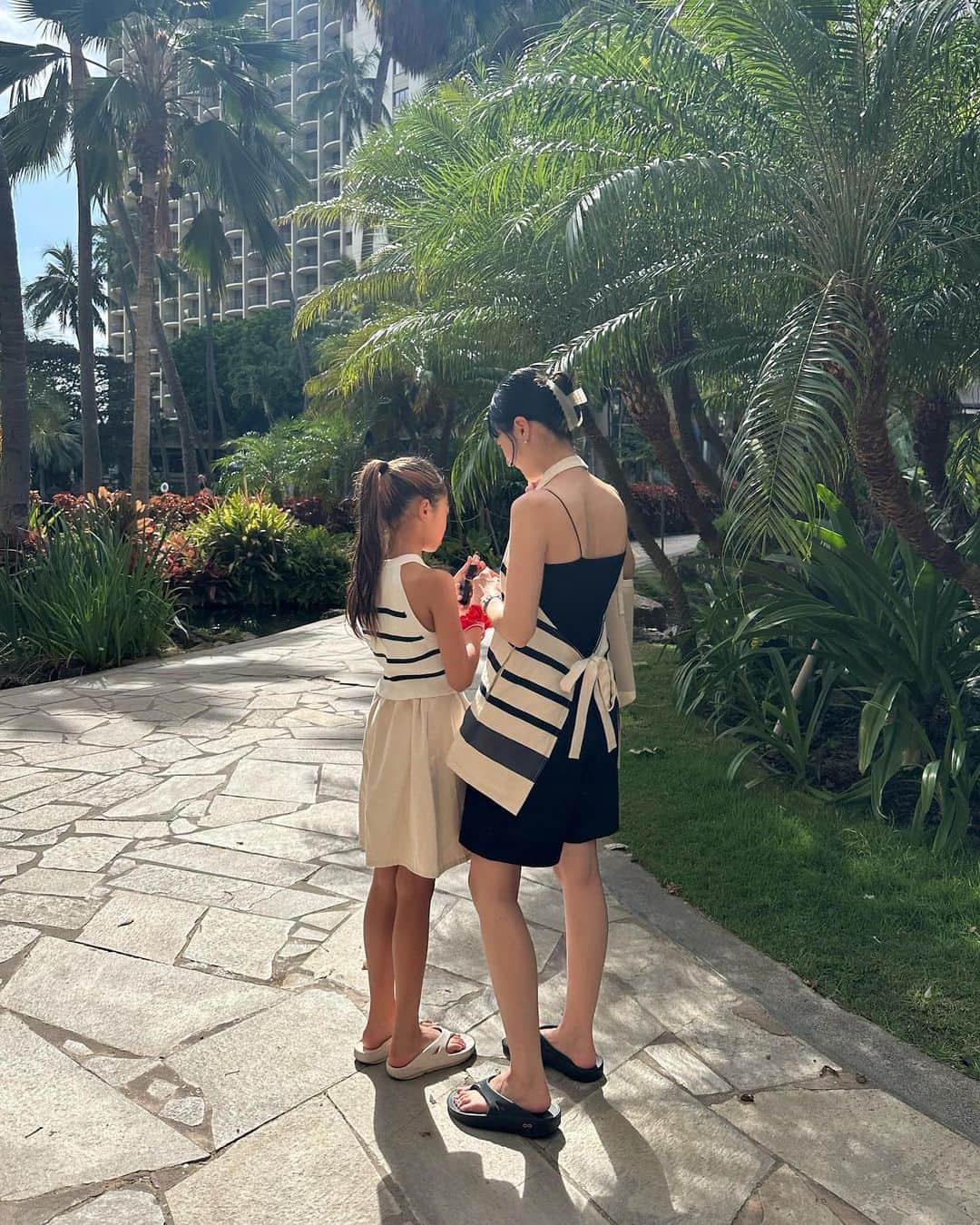 松本恵奈のインスタグラム：「今日はりこことボーダーかぶりでした♡ボーダーって露出しててもカジュアルに着れるからいいよねー♡ #clane #私服 #ボーダー #family #ハワイ」