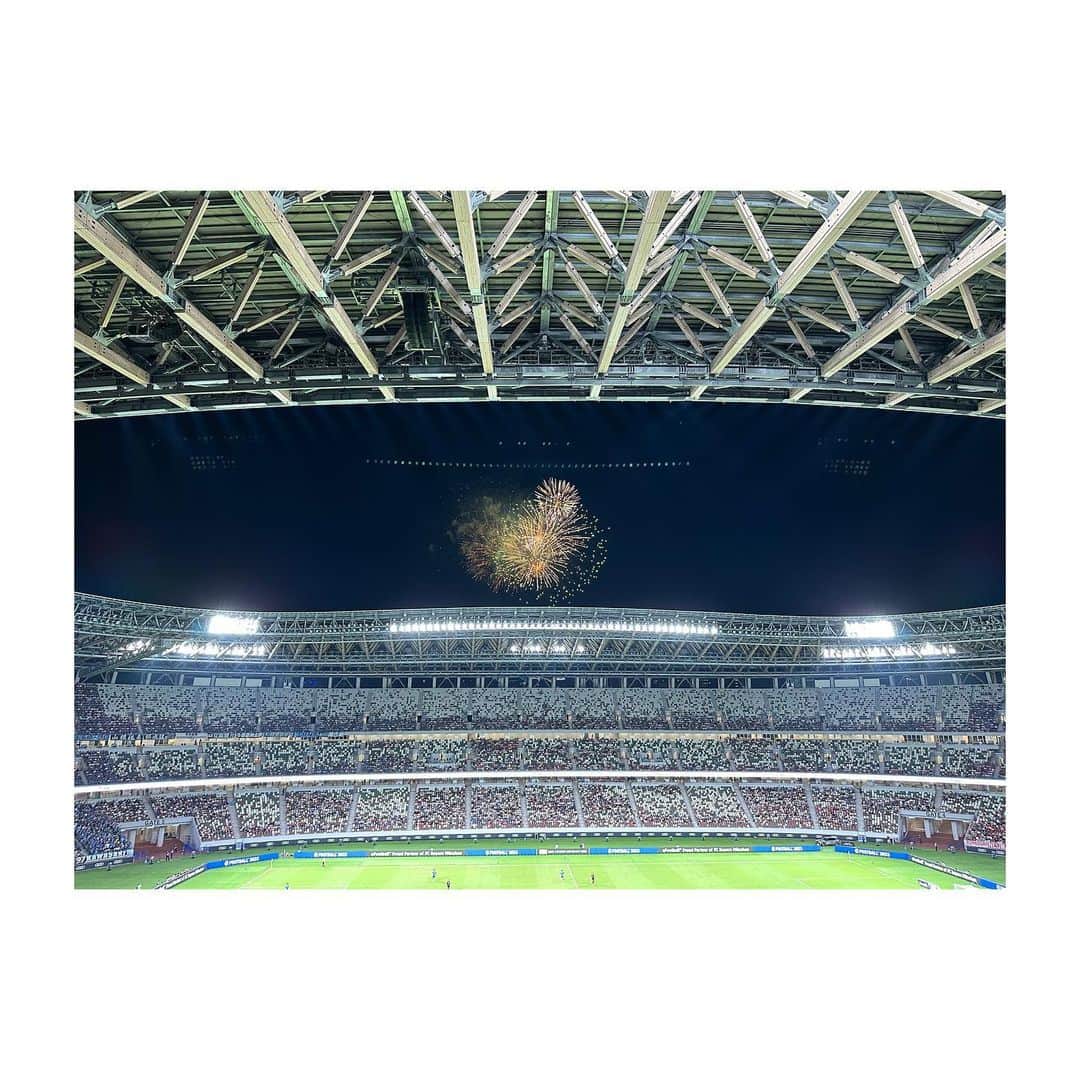 阿井莉沙のインスタグラム：「今日から8月🌻  7月の締めくくりは、川崎フロンターレ対FCバイエルンミュンヘン戦⚽️  ワールドクラスのビッククラブとの対戦は、終始ワクワク刺激的な時間でした✨  会場から見えた夕陽がとても綺麗で✨ 試合途中の花火も（隣の会場？）綺麗でした😂🎆  結果は悔しい結果でしたが、選手の皆さんも大きな刺激を受けたとおっしゃっていたので、ここで感じたパワーをこの後のシーズンへと繋げていってくれるのではないでしょうか☺️！  もう今年も半分が過ぎてあっという間、、、！！ 一日一日を楽しんでいきましょう🌟  #frontale #fcbayern #川崎フロンターレ」
