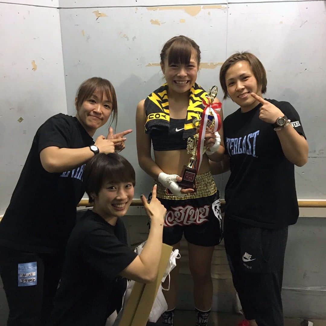 壽美のインスタグラム：「発表が遅くなってしまってごめんなさい。 実は、５月の終わりのスパーリングで、脳の症状が再発してしまって、 急遽引退をすることになりました。  まず、長い期間試合ができず 同じ階級の選手の皆様、Ｋ−１さん、 応援してくださった皆様、協力してくださった皆様、 本当に本当にごめんなさい。  復帰に向けて、夢に向けて 本気だったし、 なによりもキックボクシングという競技大好きだったからこそ、 このような結果で終わってしまって とても悔しいです。  でも、キックボクシングに本気になれたおかげで、 技術だけでなく心の面でたくさん大切なことを学べました。そして、私はたくさんの出会いがありました。 大切に思える人々と出会えたこと、 それが何よりもの財産です。  私に関わってくださった、皆様 本当に心からありがとうございました。  キックができて幸せでした。」