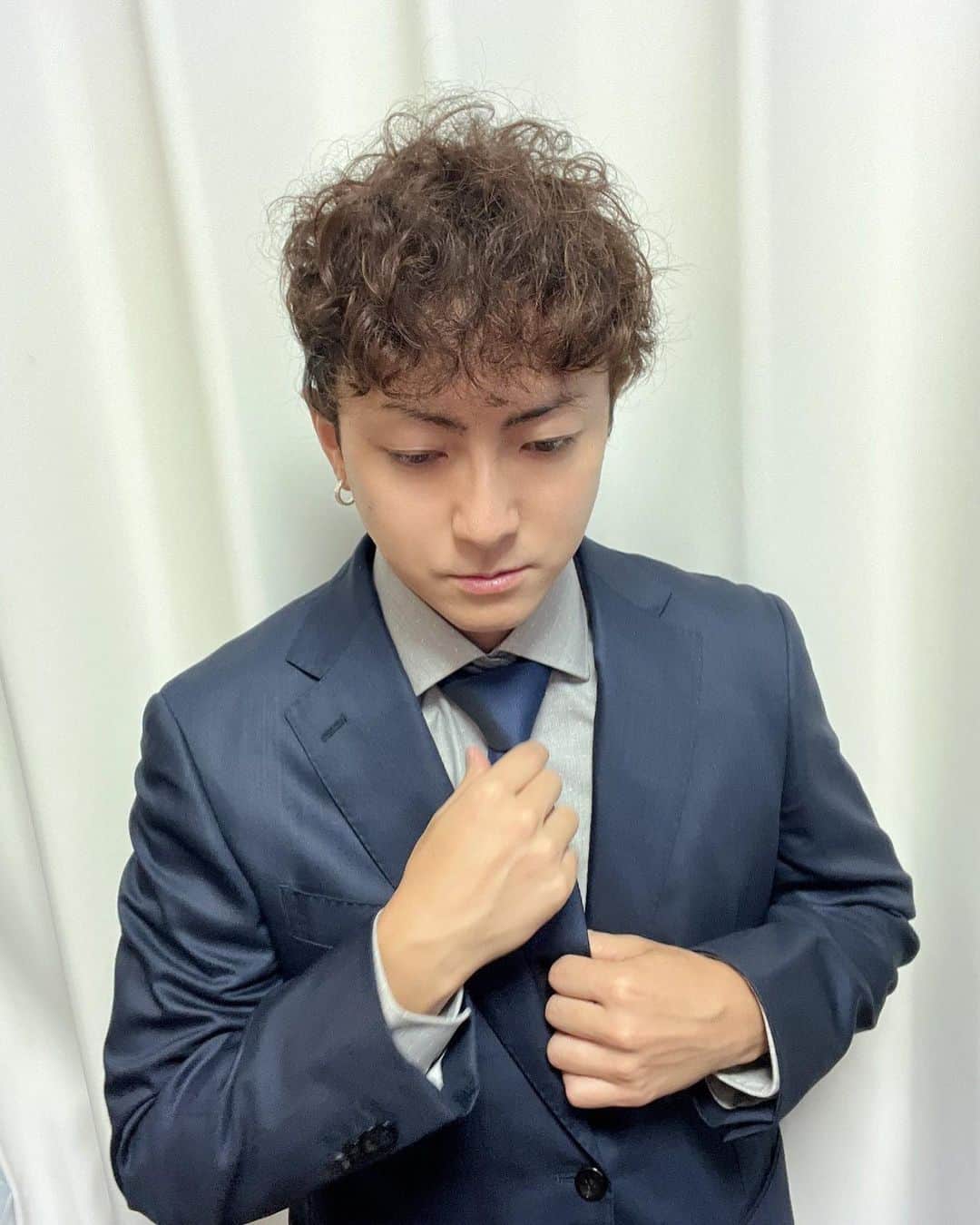 きょんさんのインスタグラム写真 - (きょんInstagram)「久しぶりのスーツだよ。 一応格好つけたけど… 色々怖くてそれどころじゃありません☺️」8月1日 18時22分 - kyon.kyonkuma