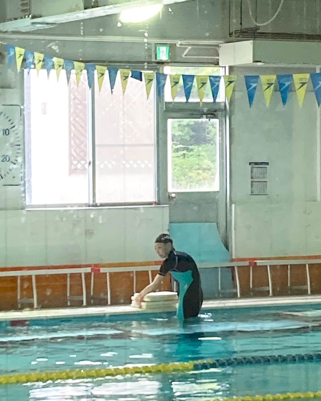 田中雅美さんのインスタグラム写真 - (田中雅美Instagram)「2023年7月31日をもちまして、 母寿美子は37年間勤めたJSS岩見沢スイミングスクールを退職致しました。  ・ ・ 陸上選手だった母は私たち娘が生まれてから、怪我をきっかけにリハビリとして水泳を始めました。  ・ ・ 母のリハビリにくっついて行ってたのが私の水に触れるきっかけです。  ・ ・ その後、母は水泳にハマり、遠軽町、美唄市、岩見沢市と住まい先のプールに通い、岩見沢市ではインストラクター（おそらく昔はかなり怖いコーチだったと思われます。笑）となりました。  長年、JSS岩見沢スイミングスクールの会員さん、スイミングスタッフの皆さん、子供たちの親御さんに大変大変お世話になりました。  ・ ・  2021年に大動脈解離という大病しても、なんとかプールに戻ることができて、ベビークラスの指導を続けてきました。  けれど、ついつい無理してしまう性分で体調が思わしくない日が増えてきて、年齢的にも体力的にも難しいと判断の上、引退を決断しました。  ・ ・ 水泳と共に歩んできた人生で、水泳が大好きで、子供が大好きで、人の頑張る姿が大好きな母は、おそらく今はとてもとても寂しい気持ちと思います。  ・ ・ 本当に本当のお疲れ様です。 母のおかげで私はオリンピックに行けました。 （怪我のおかげ？笑） 母のおかげで大好きな水泳仲間やアスリート仲間ができました。 心からありがとう！！！  ・ ・ そして、 姉の優さん。 母の最後の指導を見届けてくれてありがとう。 優の優しさにいつも感謝しています。  ・ ・ そしてそして、 今まで母に生きがいを与えてくださったJSS岩見沢スイミングスクールの皆さん、会員の皆さん、本当に本当にありがとうございました。  （たくさんの方々にお世話なりましたが、なかなか直接のご挨拶ができないので、Instagram通じて繋がってる方もいらっしゃると思い、こちらでお礼の想いをお伝えさせていただきました。）  ・ ・ #72歳 #引退 #母 #お疲れ様でした #jss岩見沢スイミングスクール  #ありがとうございました」8月1日 18時22分 - tanakamasami_official