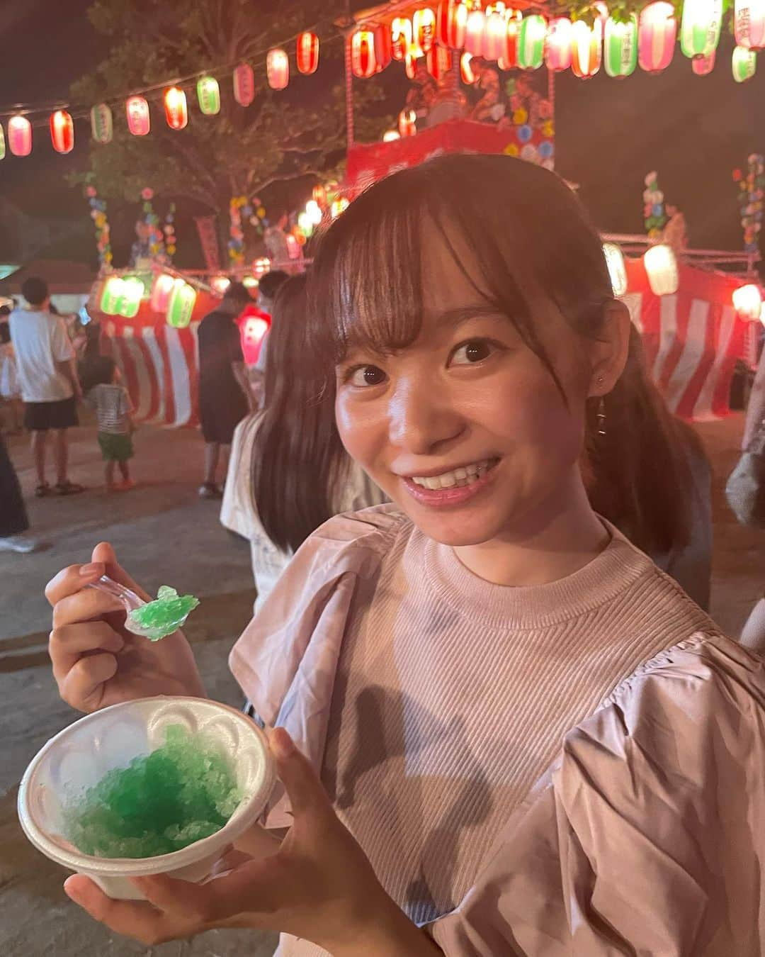 延命杏咲実のインスタグラム：「. 久々の盆踊り〜！！✨ やっぱり夏はお祭りだよね〜〜🏮 . かき氷はメロン派🍈 ひんやりしてて癒された〜🧊 . . #盆踊り #かき氷 #夏祭り #セントフォース #セントフォースsprout #延命杏咲実 #延命ちゃん」