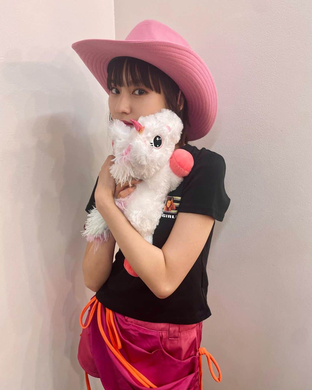 恒松祐里のインスタグラム：「🦄💕 8月生まれの方！ お誕生日おめでとうございます‼️ 素敵な一年になりますように✨ #ツネからの誕生日動画 は4枚目！！！！ Happy birthday to people are born in August!! Wish you have a happy day and a nice year!  今月は大阪公演中に行ったお祭りでゲットした 光るユニコーン🦄と共にお届けしました☺️✨  today's #恒私服 帽子は @re._oyoufukuyasan_ 💕 Tシャツ @hm  ショートパンツは大阪でゲットした @paulacanovasdelvas 靴下 @nontokyo_official   今月は映画「#Gメン」も始まるので盛りだくさんな一ヶ月になりそう！！！！　 新しい作品の撮影も始まるので頑張ります💇🏻‍♀️ 今月もよろしくお願いします‼️‼️」