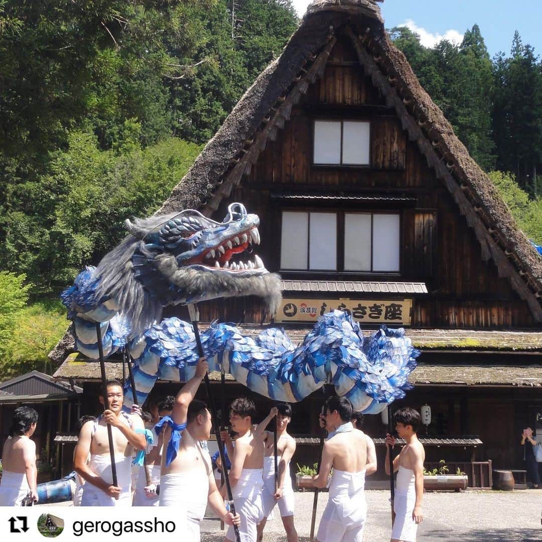 Gero City【下呂市公式アカウント】さんのインスタグラム写真 - (Gero City【下呂市公式アカウント】Instagram)「#Repost @gerogassho with @use.repost ・・・ 下呂温泉祭りが、８月１日から４日まで温泉街で開催されます。  　下呂温泉合掌村にも、朝から子どもみこしや椀神輿がやってきました。  　午後からは、八幡龍がしらさぎ座前の広場で舞ってくれました。  #gerostagram　#下呂温泉合掌村　#下呂温泉　#下呂　#しらさぎ座　#下呂温泉まつり　#龍神火まつり　#八幡龍」8月1日 18時26分 - gerostagram