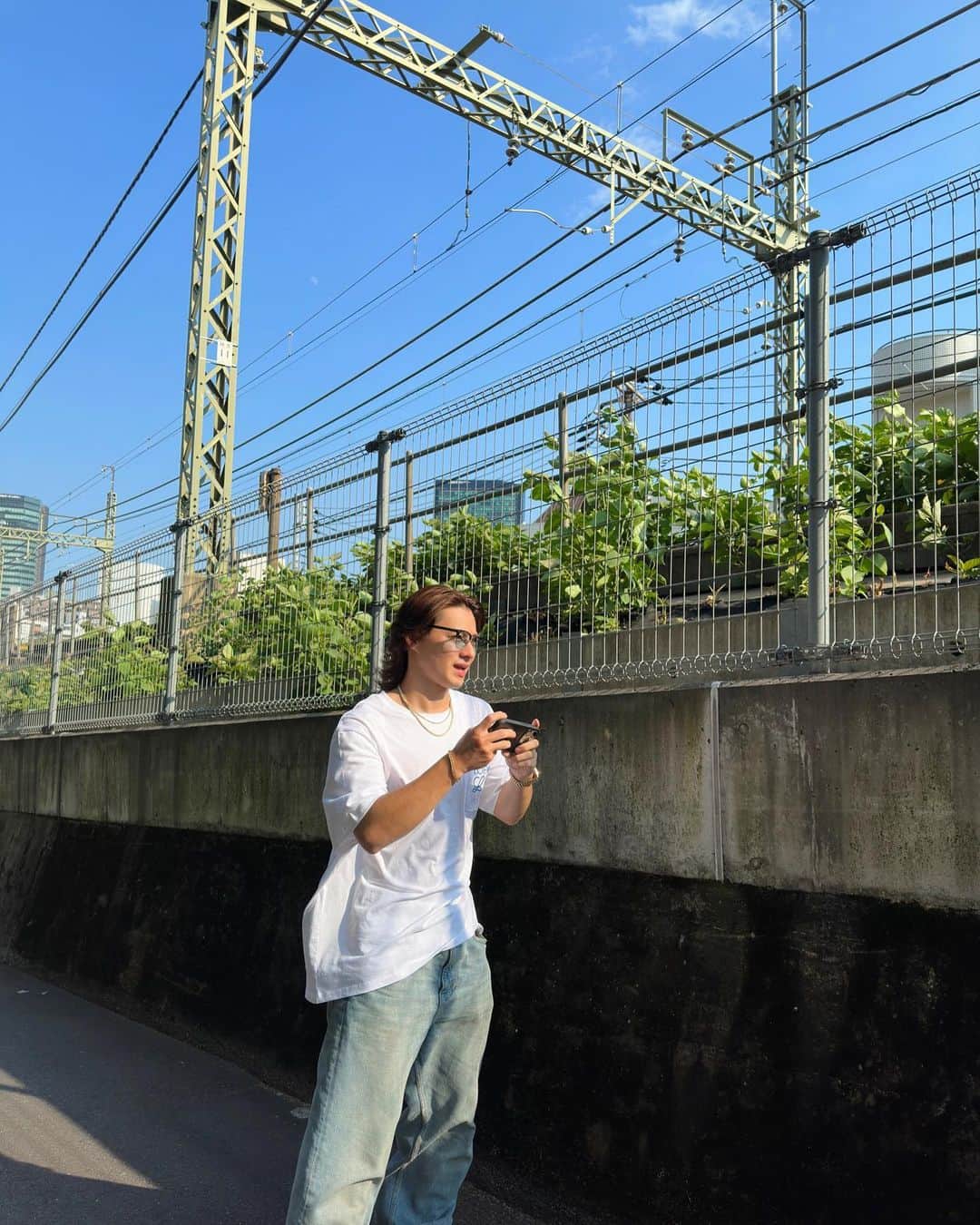 平野紫耀さんのインスタグラム写真 - (平野紫耀Instagram)「レモネードの後の散歩。 東京で地上走ってる電車見れる方が レアじゃない？ あれ、おれだけ？笑 あと、4枚目サングラスななめってない？ あれ、ださくない？笑」8月1日 18時26分 - sho_h_desyo