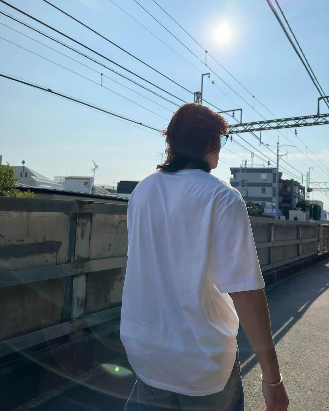 平野紫耀さんのインスタグラム写真 - (平野紫耀Instagram)「レモネードの後の散歩。 東京で地上走ってる電車見れる方が レアじゃない？ あれ、おれだけ？笑 あと、4枚目サングラスななめってない？ あれ、ださくない？笑」8月1日 18時26分 - sho_h_desyo