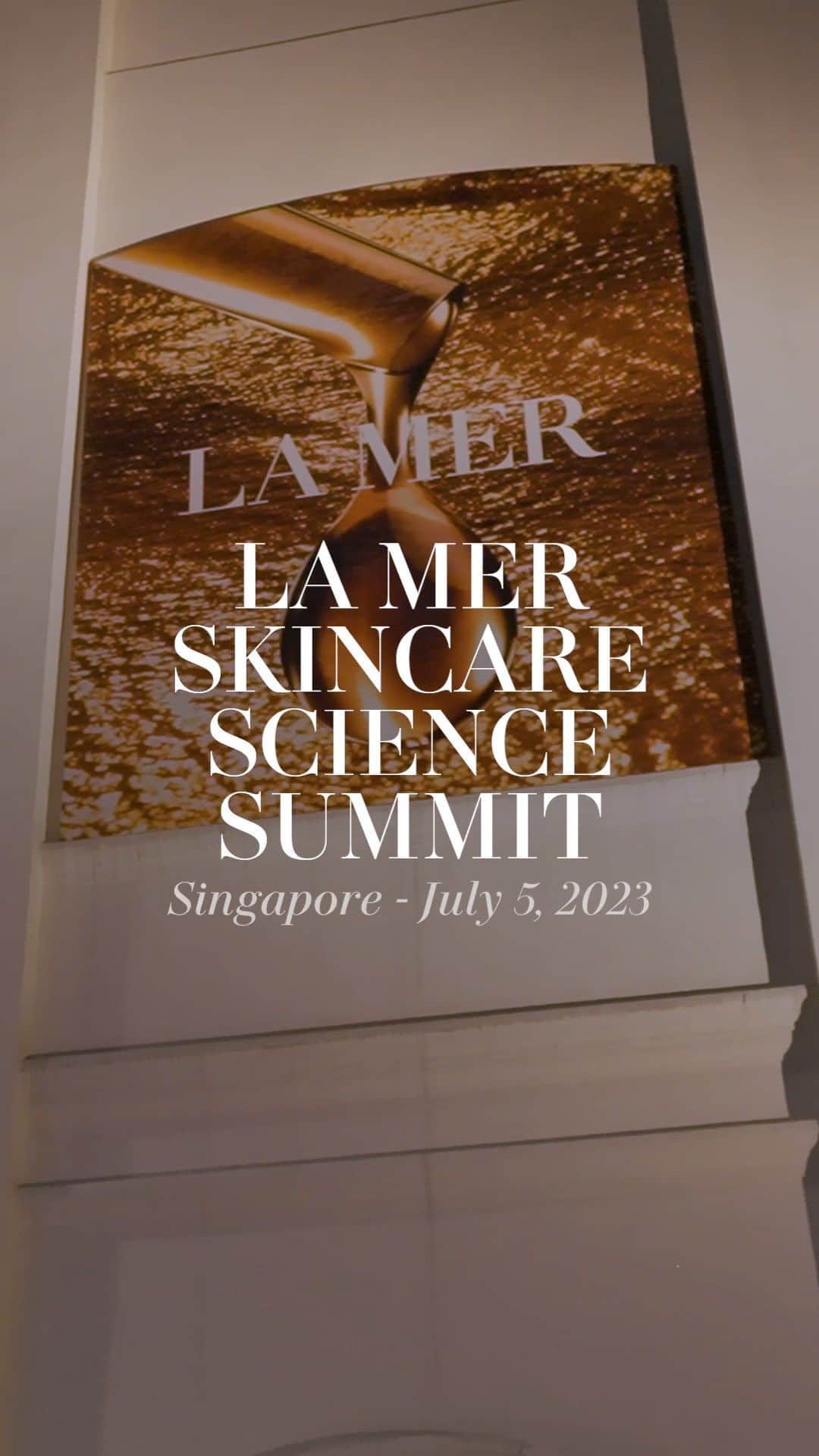 ドゥラメールのインスタグラム：「In honor of the world’s leading conference for dermatology, three renowned scientists gathered at a special skincare summit to share findings on the visible facial rejuvenation effects of Miracle Broth™ with distinguished dermatologists and skincare-obsessed celebrity guests.  First, Dr. Jaime Emmetsberger showcased the reparative effect of Miracle Broth™ on skin’s barrier. Dr. Michael Gold then reviewed clinical studies demonstrating that creams containing Miracle Broth™ showed visible anti-aging properties, and promoted healing moisture, barrier support and repair. Finally, Dr. Rocio Rivera explained how two of our icons, Crème de la Mer and The NEW Moisturizing Soft Cream, enrich skin from deep within the surface for a healthier, more youthful look.  A trio of revelations, singular scientific evidence that La Mer moisturizers are highly effective skincare treatments for visible facial rejuvenation.  #LaMer #LaMerSkincare #CremedeLaMer #LaMerSoftCream #MiracleBroth」