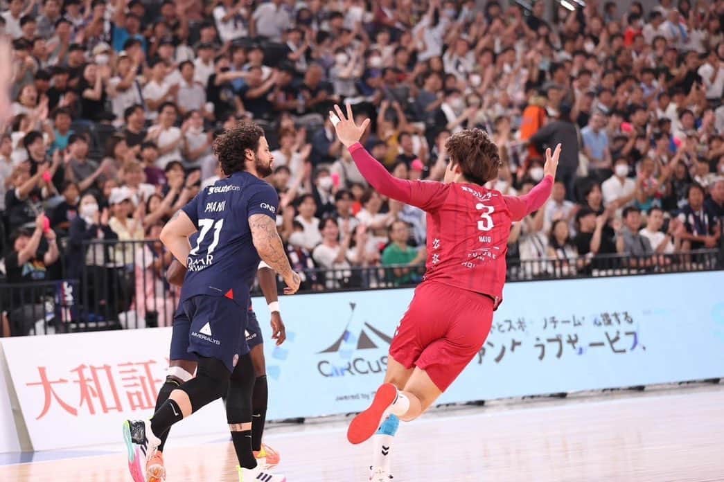 部井久アダム勇樹のインスタグラム：「VS PSG🇫🇷  最高の雰囲気と会場を作って下さったチームとファンの皆様本当にありがとうございました！！  明日の日本代表戦も是非会場で応援してください！！  #zeekstartokyo #psg #handball」