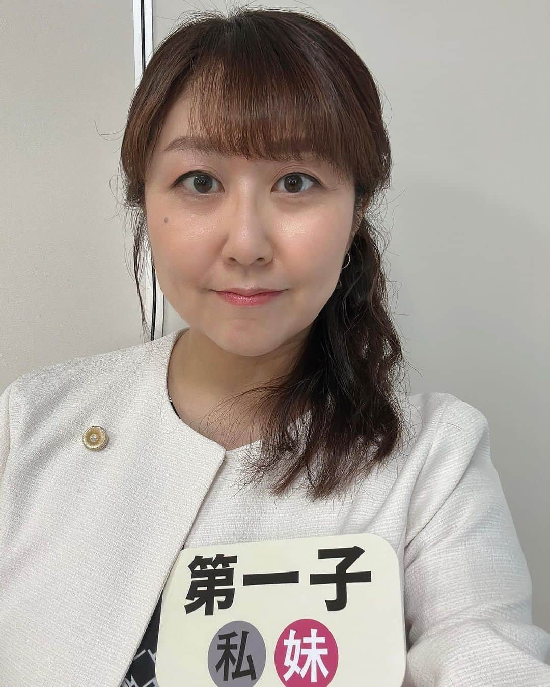 堀井亜生のインスタグラム：「明日21時からホンマでっか!?TV  「長男長女…次男次女…生まれ順で人生が変わる？SP」に出演します。  出演者全員の兄弟関係がわかります！私にもつけてもらってます。  ぜひご覧ください！」