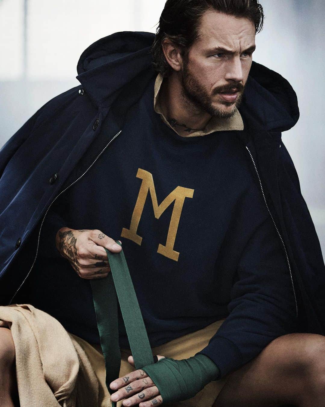 モンクレールのインスタグラム：「Elevated outerwear that translates for commute or cross-country. The Lopevi is a double-layered parka with a sleek silhouette that translates from mountain to city.   Discover more at moncler.com.   #MonclerCollection」