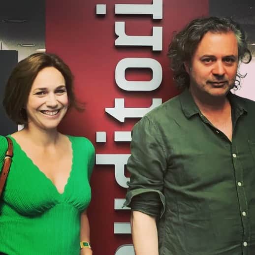 のインスタグラム：「Podcast « Sous le soleil de Platon » de Charles Pepin:   "Je voudrais vous parler du doute ou plutôt d’une femme qui doute. Je voudrais vous parler d’une femme qui doute mais qui n’a pas toujours douté. Longtemps, elle fut un bon petit soldat de la certitude. Son entourage, son surmoi lui disait d’une seule voix, avec les intonations du serpent Kaa dans le livre de la jungle : « Aie confiance en toi ». Et cela voulait dire ne doute pas, ne doute plus.  Et puis un jour, tout a changé. Elle a compris que le monde était complexe, la vie imprévisible et l’avenir incertain, elle a compris que ne pas douter, c’était se persuader qu’on ne doute pas alors même qu’on doute, puisque tout le monde doute, puisque ce serait nier la complexité du monde que de ne pas douter, puisque, tout simplement, ce serait être bête que de ne pas douter.  C’est alors qu’elle l’a rencontré, Monsieur Doute. Et finalement, il avait plutôt une bonne tête. Elle a découvert qu’on pouvait parler avec lui, négocier avec lui, le faire taire parfois, c’est vrai, ne pas lui laisser trop de place, mais aussi en faire un allié, une force, et pourquoi pas, un ami.  Et c’est grâce à ce doute qu’elle est devenue un meilleur être humain. Et peu à peu elle comprit qu’avoir confiance en soi, ce n’est pas avoir éradiqué le doute mais l’avoir apprivoisé. Avoir confiance en soi, ce n’est pas être sûr de soi, mais trouver dans le doute, tout contre le doute, la force de s’élancer.  Pour en parler du doute et de la confiance en soi, j’ai la joie de recevoir Nathalie Péchalat, longtemps au plus haut niveau mondial du patinage et de la danse sur glace, auteur d’un joli petit livre au titre bien trouvé ‘Les bénéfices du doute’ qui nous a rejoint ce matin dans la caverne de France Inter, pour nous aider à réfléchir à cette belle question : comment faire du doute son ami ?"  👉🏻 lien dans la bio  @franceinter @pepcharles 📻」