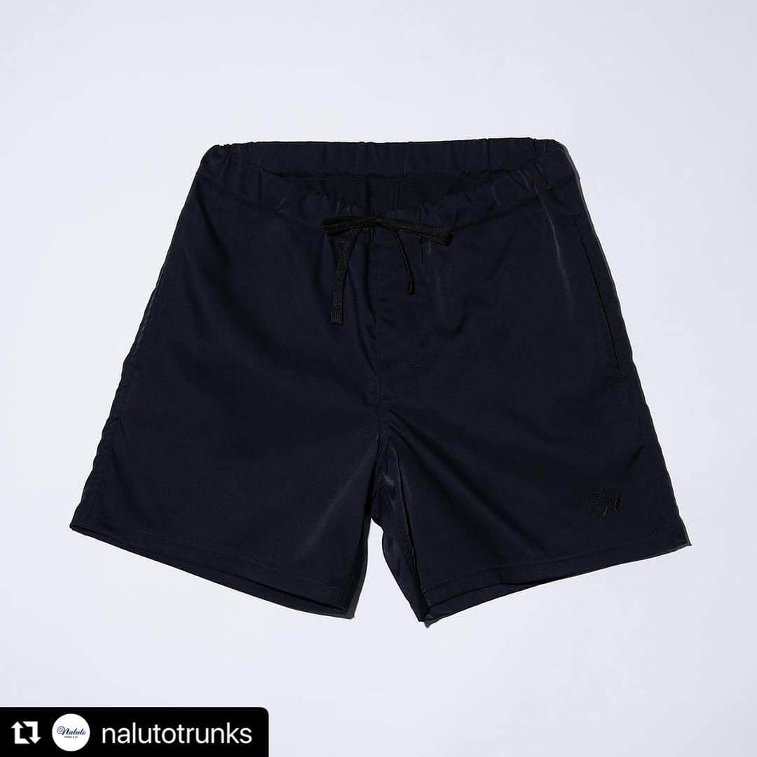 宇野薫さんのインスタグラム写真 - (宇野薫Instagram)「NALUTO TRUNKS x 100A SHORTS *Model "Everyday Everyone"  #Repost @nalutotrunks with @use.repost ・・・ NALUTO TRUNKS “Everyday Everyone”  長寿命のポリエステル製の生地は クールマックスにストレッチは無敵！  洋服はただ布を着るものではなく 安心感を作り出すもの。  今日はこれで安心 これ着てれば安心 これ着てれば間違いないよね！ って言う安心感。  明日から旅に この一枚は入れておこう。 この一枚さえ持っておけば安心。 そんな安心感。  いつも、どんな時も あなたにとっての相棒になる。  そんな気持ちで作った『Everyday Everyone 』は 生地や縫製全てにこだわり作り上げた一枚なのです！  SPECIFICATION  COLOR: BLACK Material : FACE POLYESTER 100% size : L short MADE IN JAPAN  #NALUTO #NALUTOTRUNKS #ナルトトランクス #madeinjapan  #fashon #surffashon #surfculture #classicsurfstyle #classicsurf #surfshorts #surftrunks #boardshorts  #swimshorts #shortpants #surfculture  #surfing #surflife #beachlife」8月1日 23時56分 - caoluno