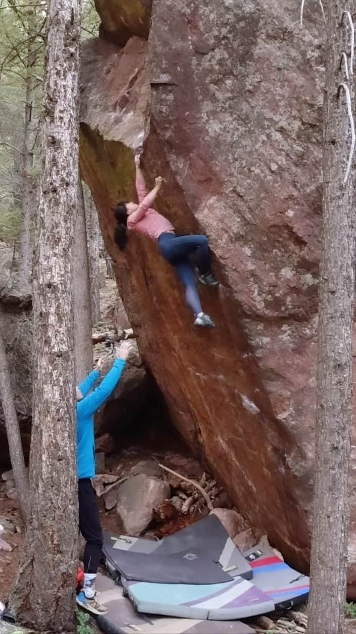 ニーナ・ウィリアムズのインスタグラム：「I’ve been uploading some older footage to my YouTube, including uncut of The Altruist (V12) from a couple years ago. Peep the link in bio for full beta vids but here’s a lil reel to reintroduce the climb 😊   🙌🏼 @robinoleary @alex_puccio89 💛  @organicclimbing @thenorthface @thenorthface_climb  @scarpana」